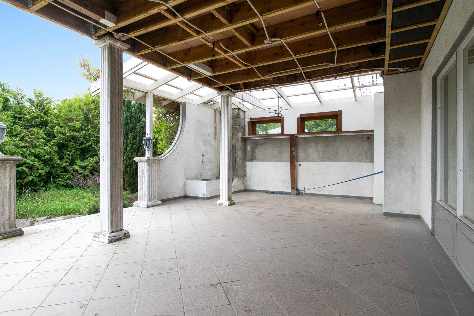 Boligen har en stor, flislagt terrasse som ikke er ferdigstilt. Galleribilde