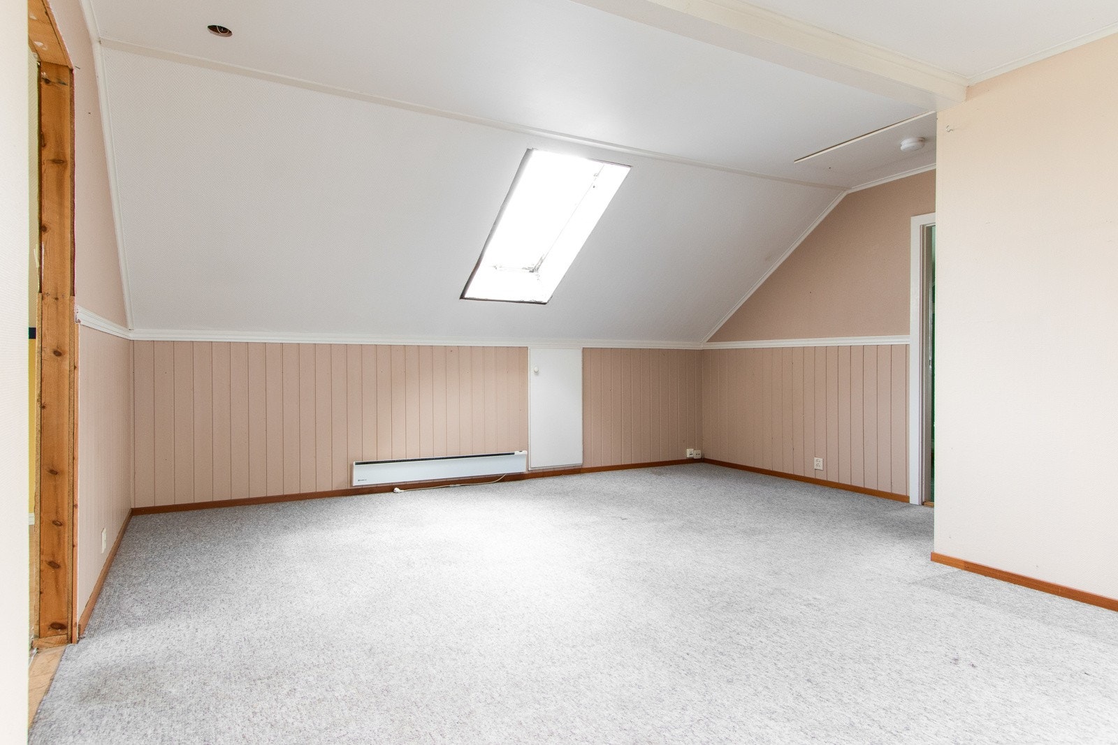 Stuen i andre etasje har skråtak med gjennomgående lys fra to takvinduer. Galleribilde