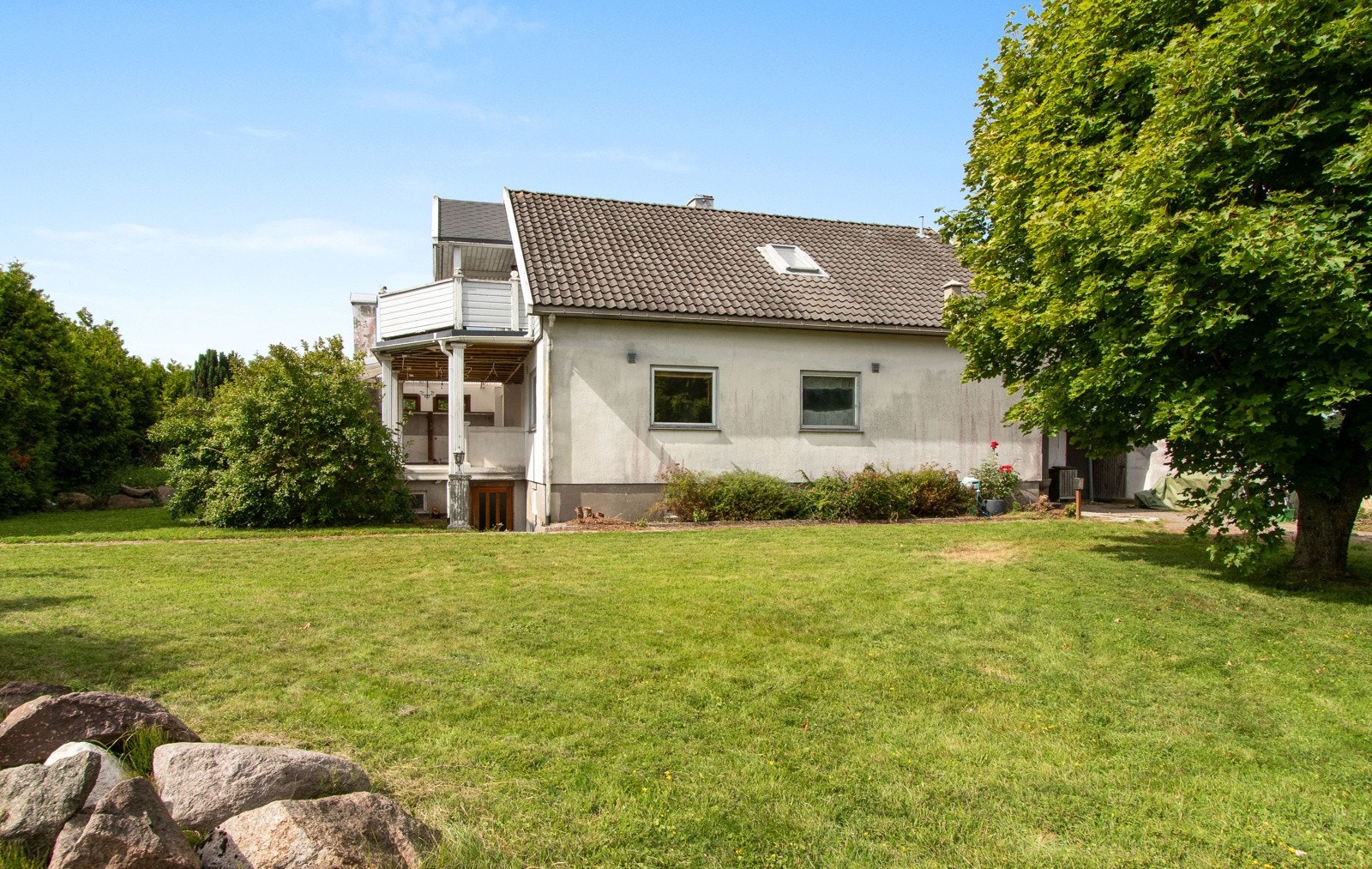 Eiendommen ligger på Nes ved Husvik i Tønsberg kommune, ca. 6 km fra Tønsberg sentrum. Galleribilde