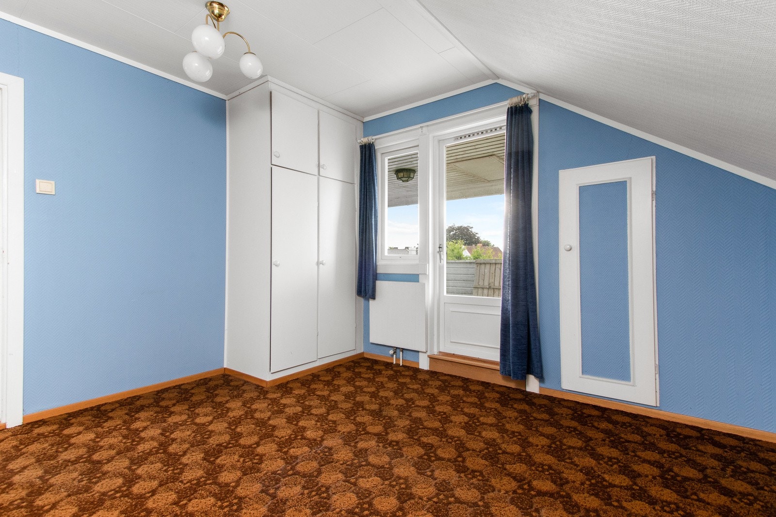 Boligen har tre soverom, hvor ett ligger i første etasje og to i andre etasje. Galleribilde