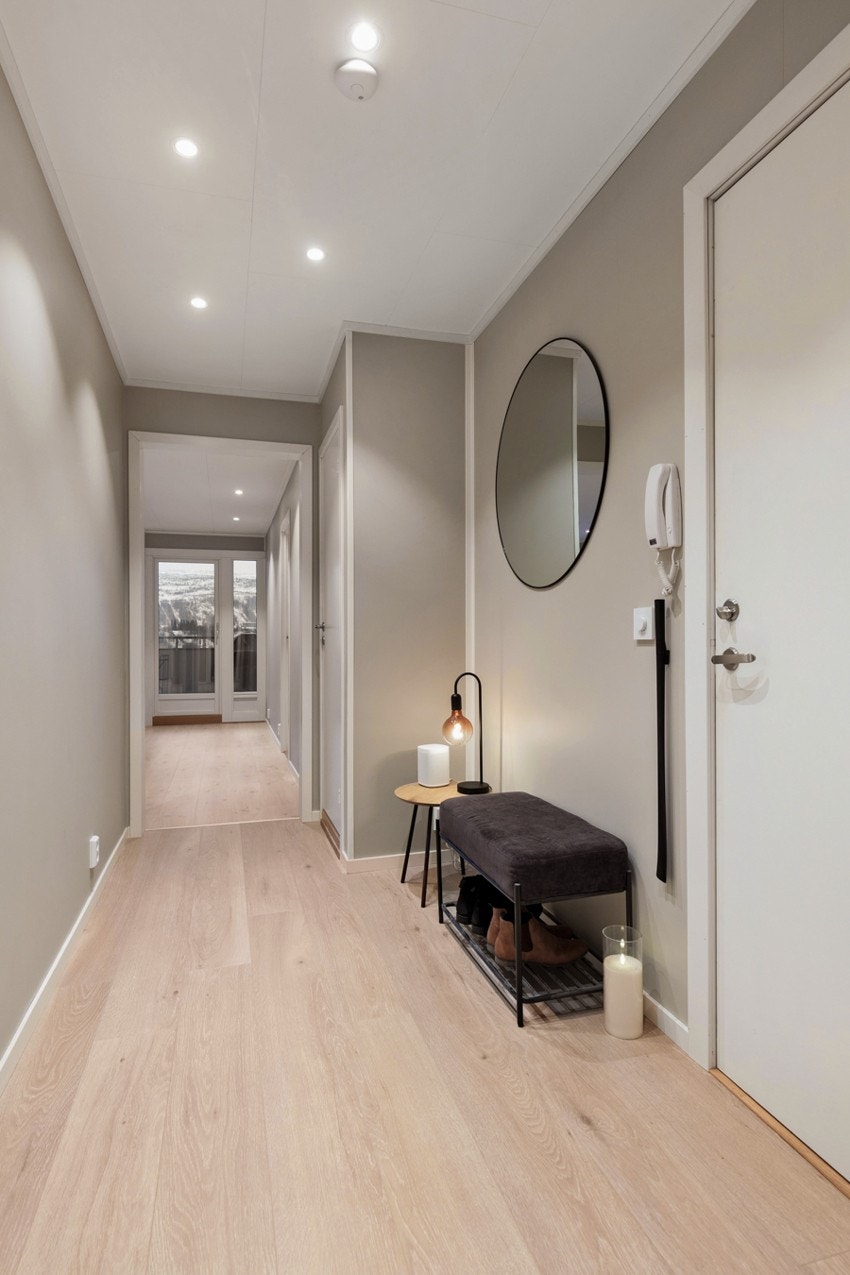 Velkommen inn! Her kommer du inn i en stilfull og lun entré som matcher resten av leiligheten. Galleribilde