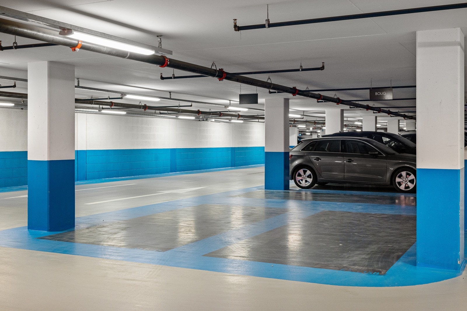 Det er felles vaskehall i tilknytning til garasjeanlegget, ved innkjøringen. Hallen er tilgjengelig i ukedagene med tilgangskort fra Usbl. Galleribilde