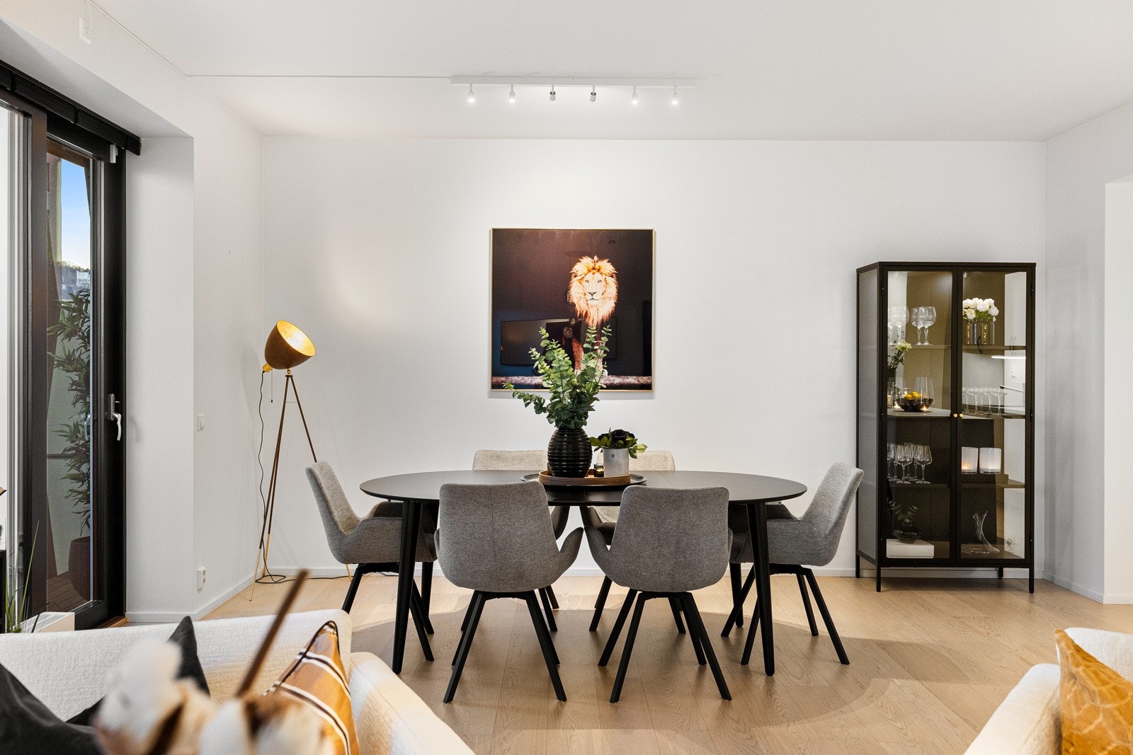God plass til en større spisestue hvor familie og venner kan samles for et hyggelig måltid. Galleribilde
