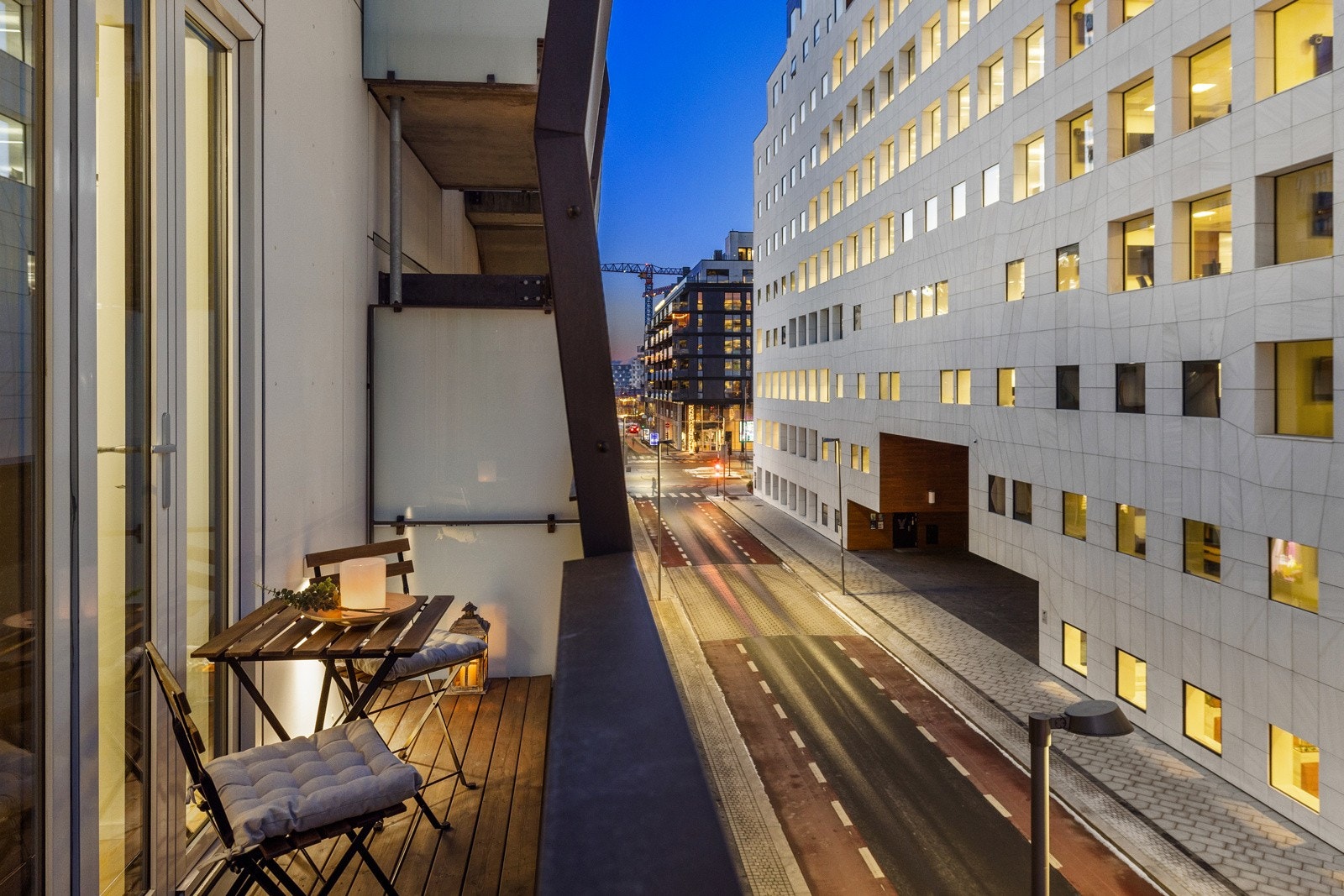 Vestvendt overbygget balkong på ca. 4,5 kvm med adkomst fra hovedsoverommet. Galleribilde