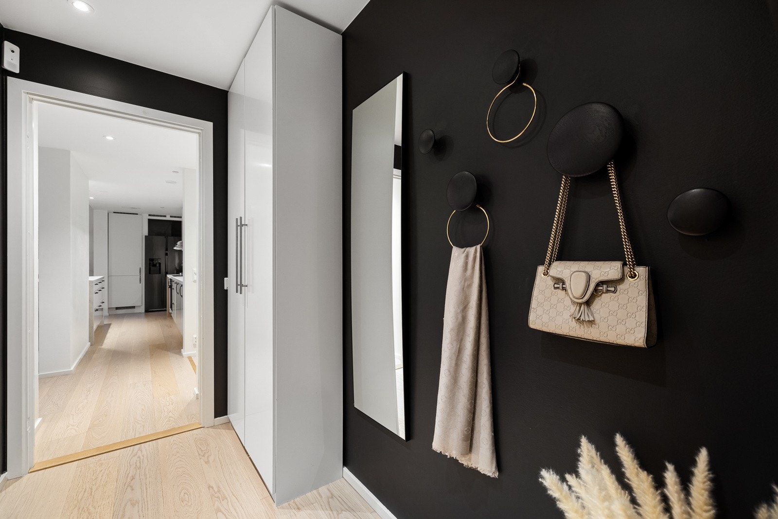Romslig entré med medfølgende garderobe fra 2020. Galleribilde