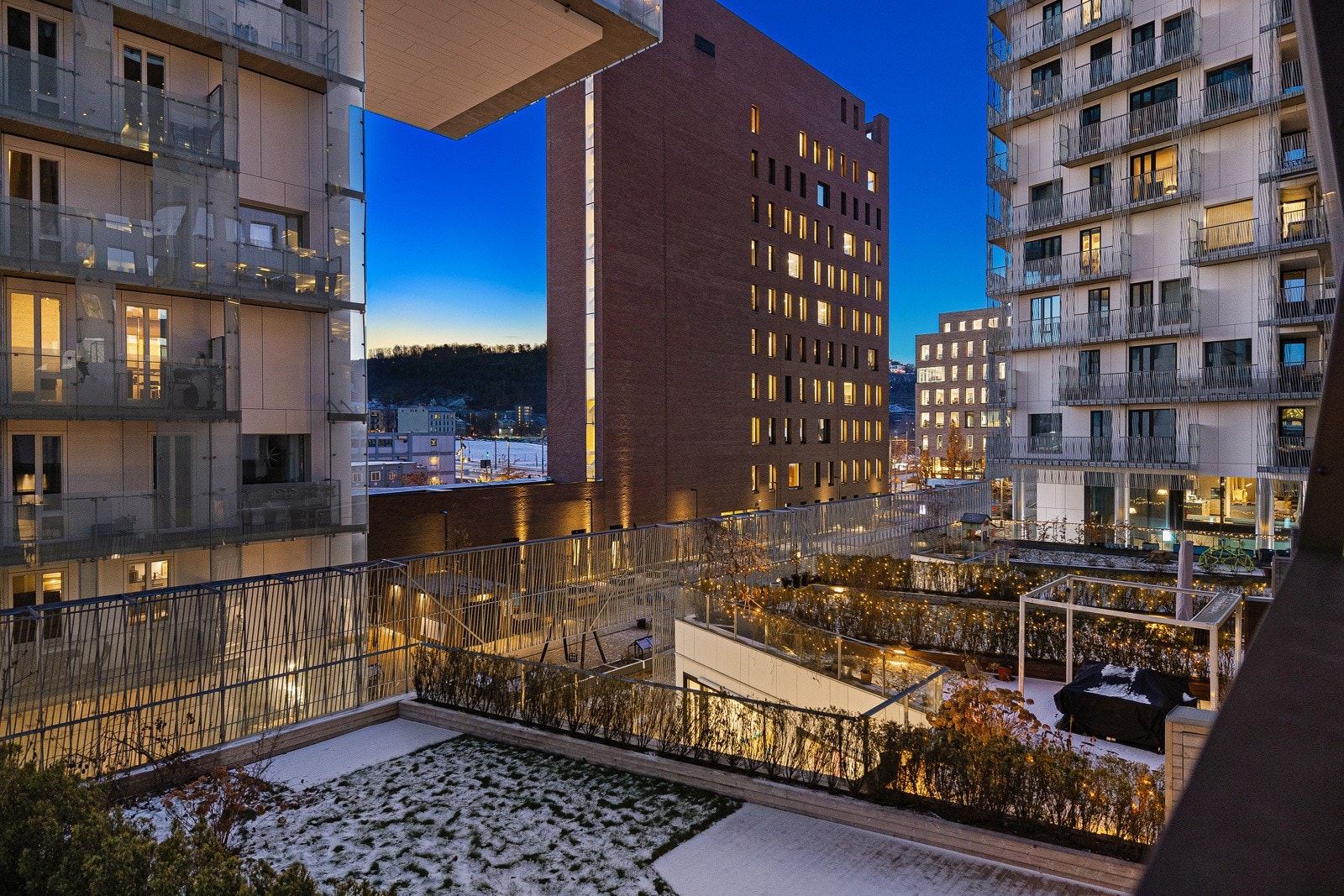 I 4. etasje har sameiet felles uteområder med mulighet for plantekasser for dyrking av grønnsaker, blomster etc. Galleribilde