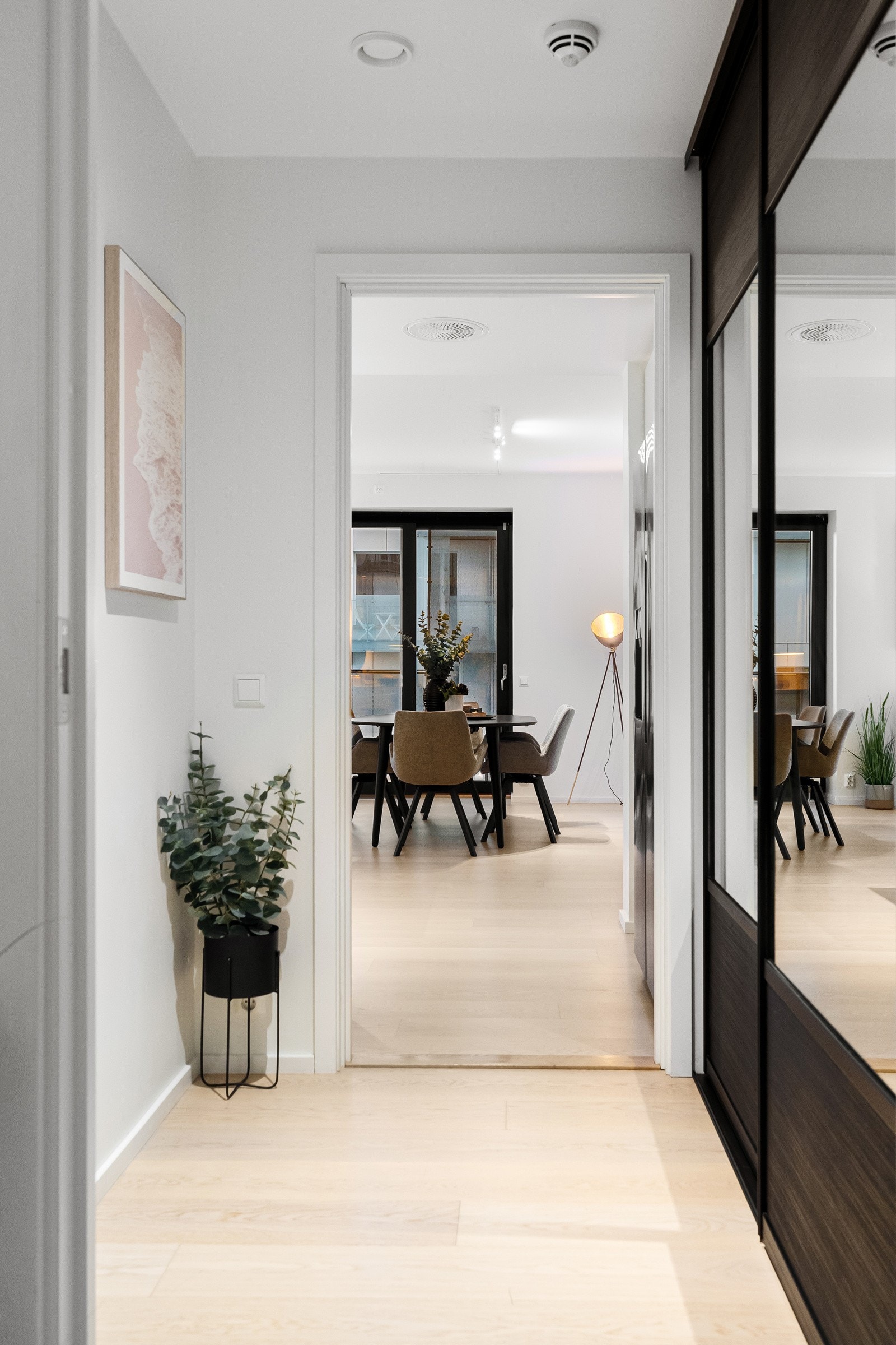 Praktisk omkledningsrom i direkte tilknytning til hovedsoverom og bad. Omkledningsrommet er byggemeldt som sekundærrom og er ikke omsøkt. Galleribilde