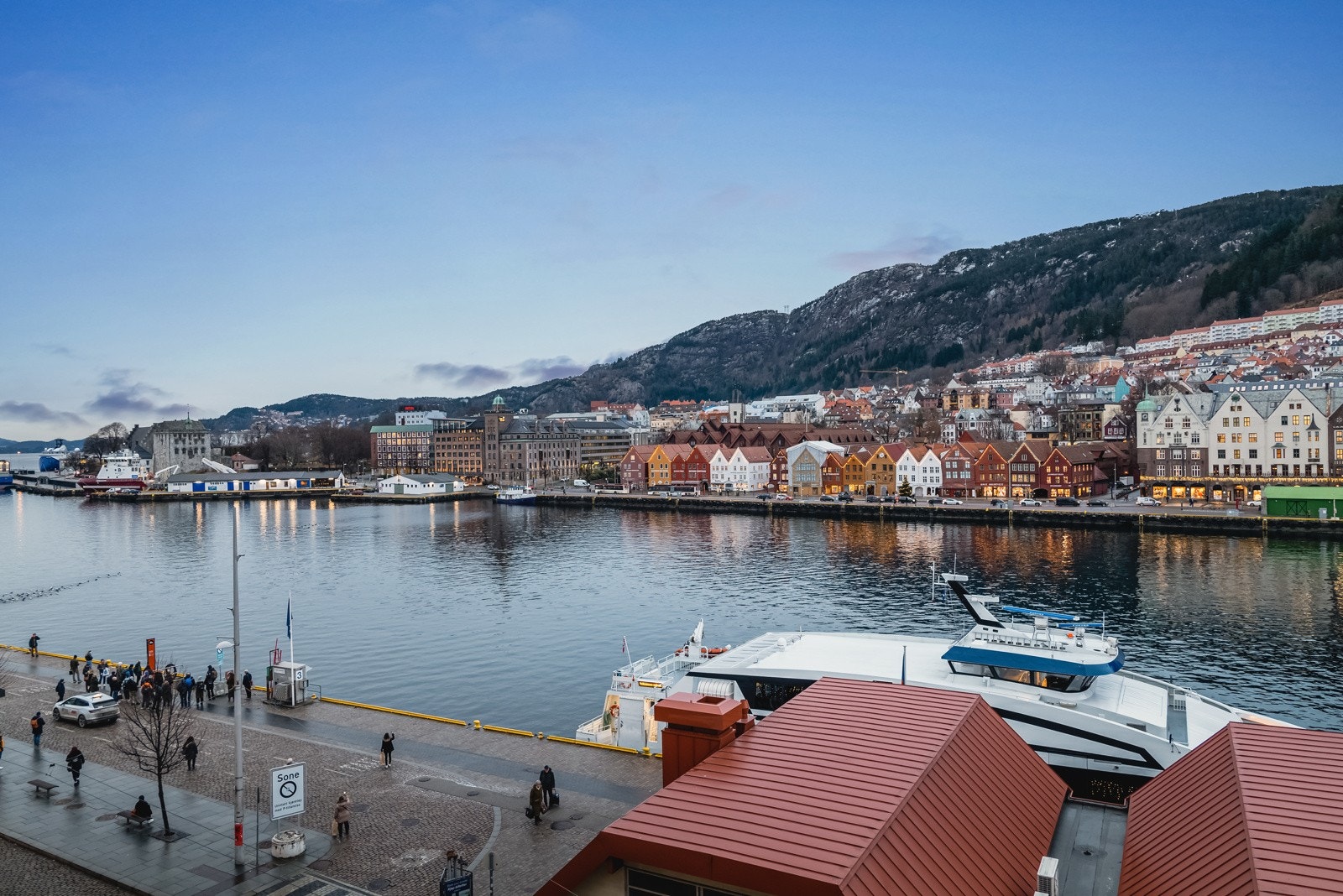 Den vakre utsikten mot Vågen og Bryggen kan nytes fra begge soverom, stue samt kjøkken. Galleribilde