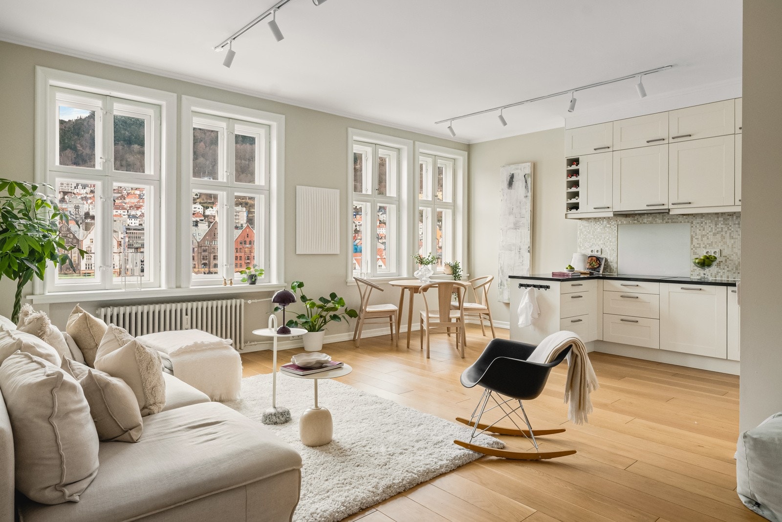 Leiligheten har åpen stue- og kjøkkenløsning på 32,4 m². Galleribilde