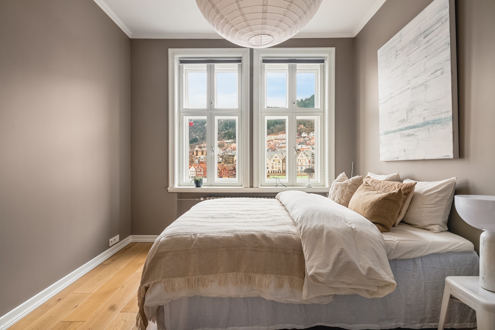 Her er det godt med plass til seng av ønsket størrelse, nattbord og øvrige møbleringsløsninger. Galleribilde