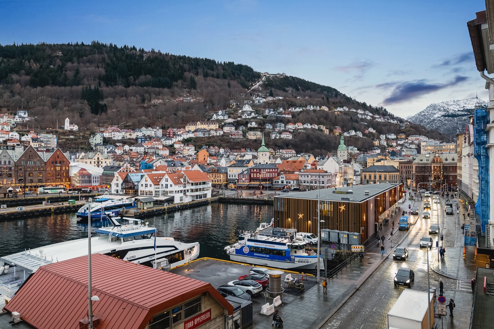 Har man et ønske om å få pulsen opp, vil Fløyen være et godt alternativ. Toppen er alltid like befriende å nå med en spektakulær utsikt over Bergen sentrum Galleribilde