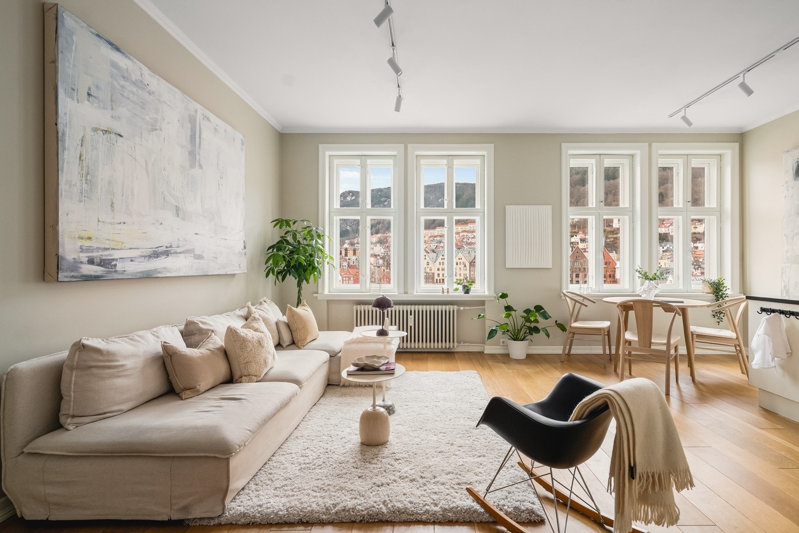 Store vindusflater gir rikelig med naturlig lysinslipp, samtidig som vinduene rammer inn den eventyrlige utsikten. Galleribilde