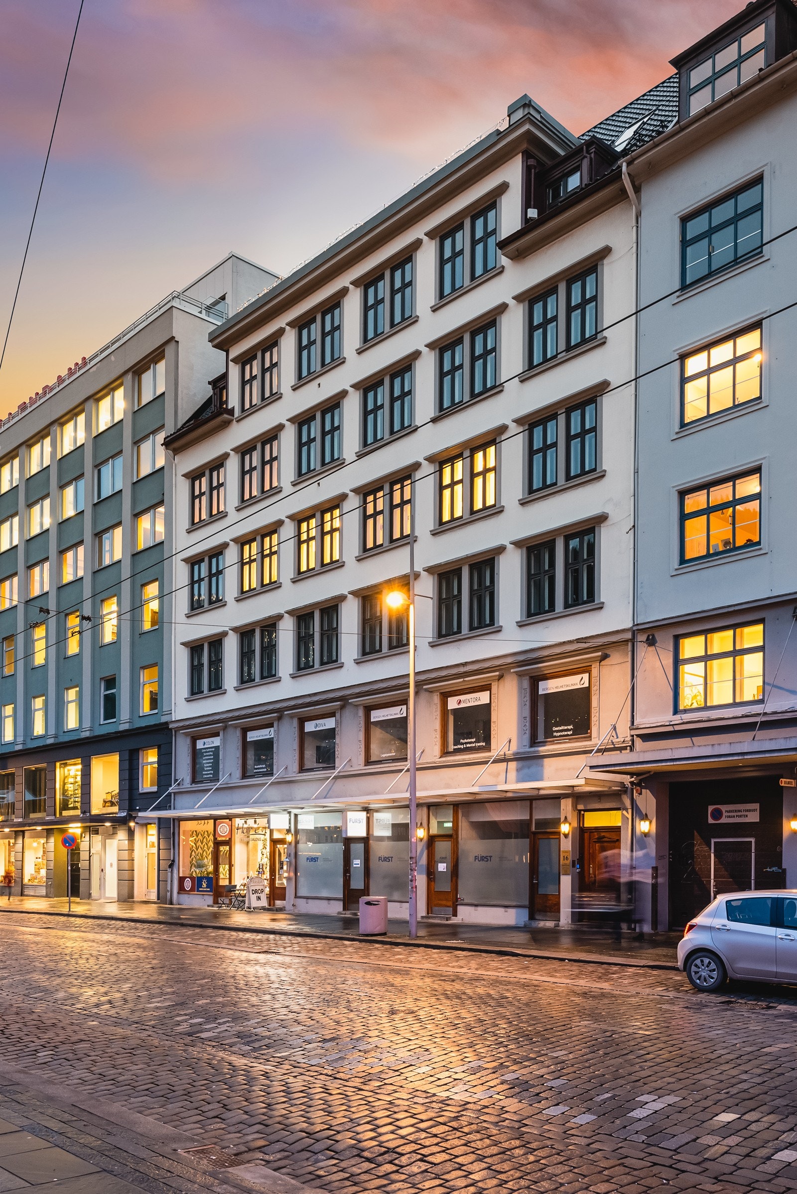 Velkommen til Strandkaien 16, en ærverdig bygård med nydelig utsikt over Bryggen og Vågen. Galleribilde