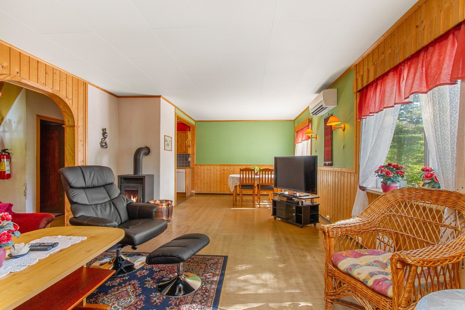 Stor stue med god plass til sofagruppe og spisestue Galleribilde