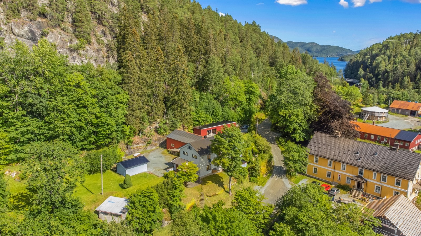 Dronefoto, Hammervatnet kan ses i bakgrunnen. Galleribilde