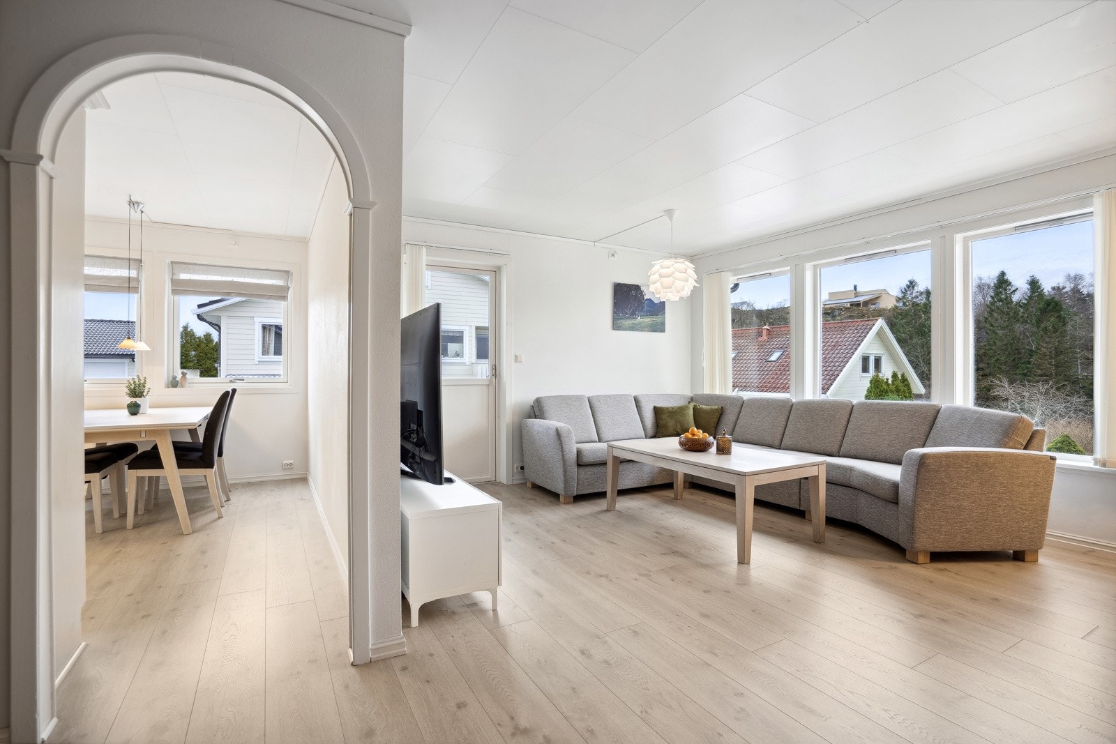 Kjøkken og stue henger sammen men er praktisk adskilt. Galleribilde