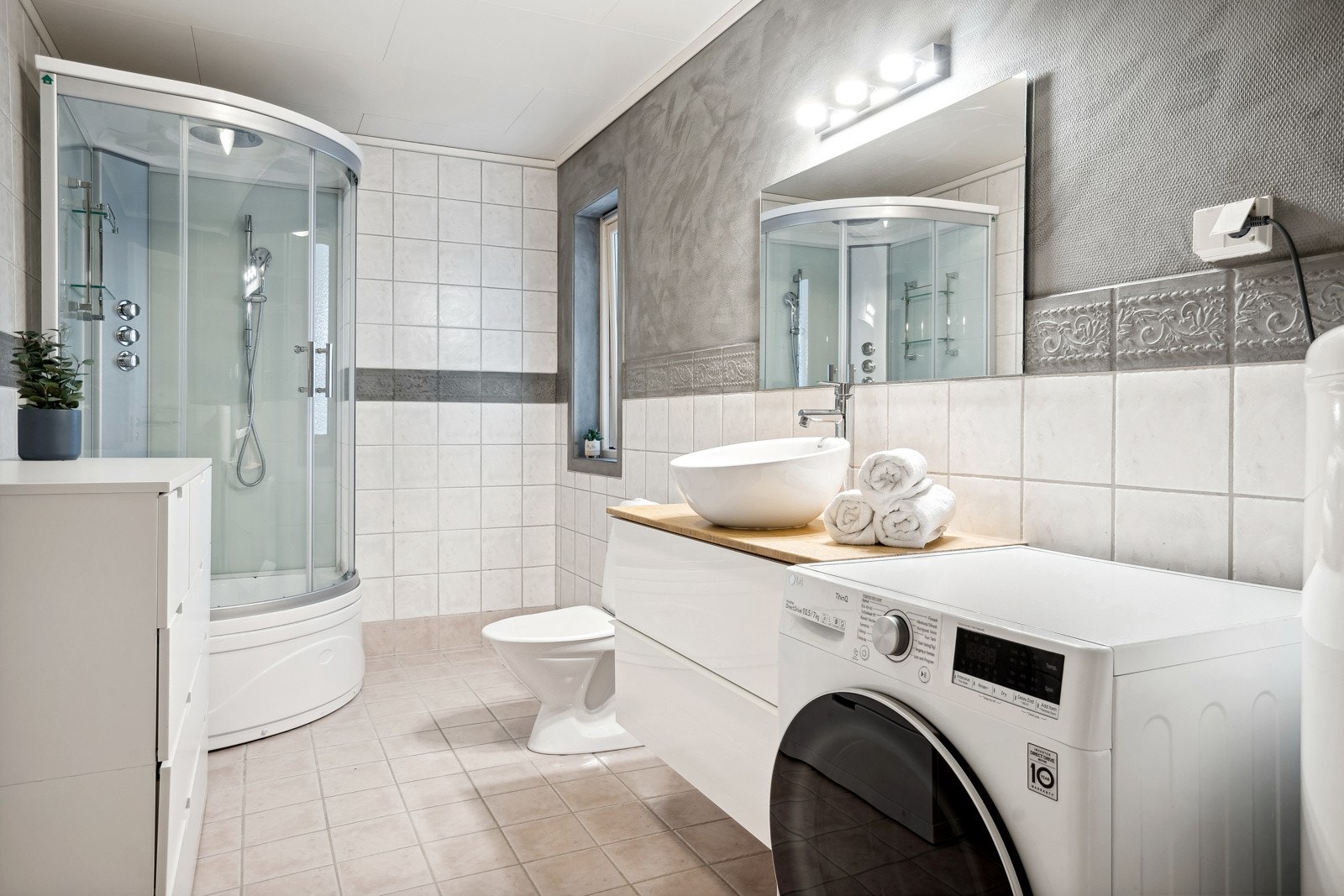 Det er opplegg for vaskemaskin på badet. Galleribilde