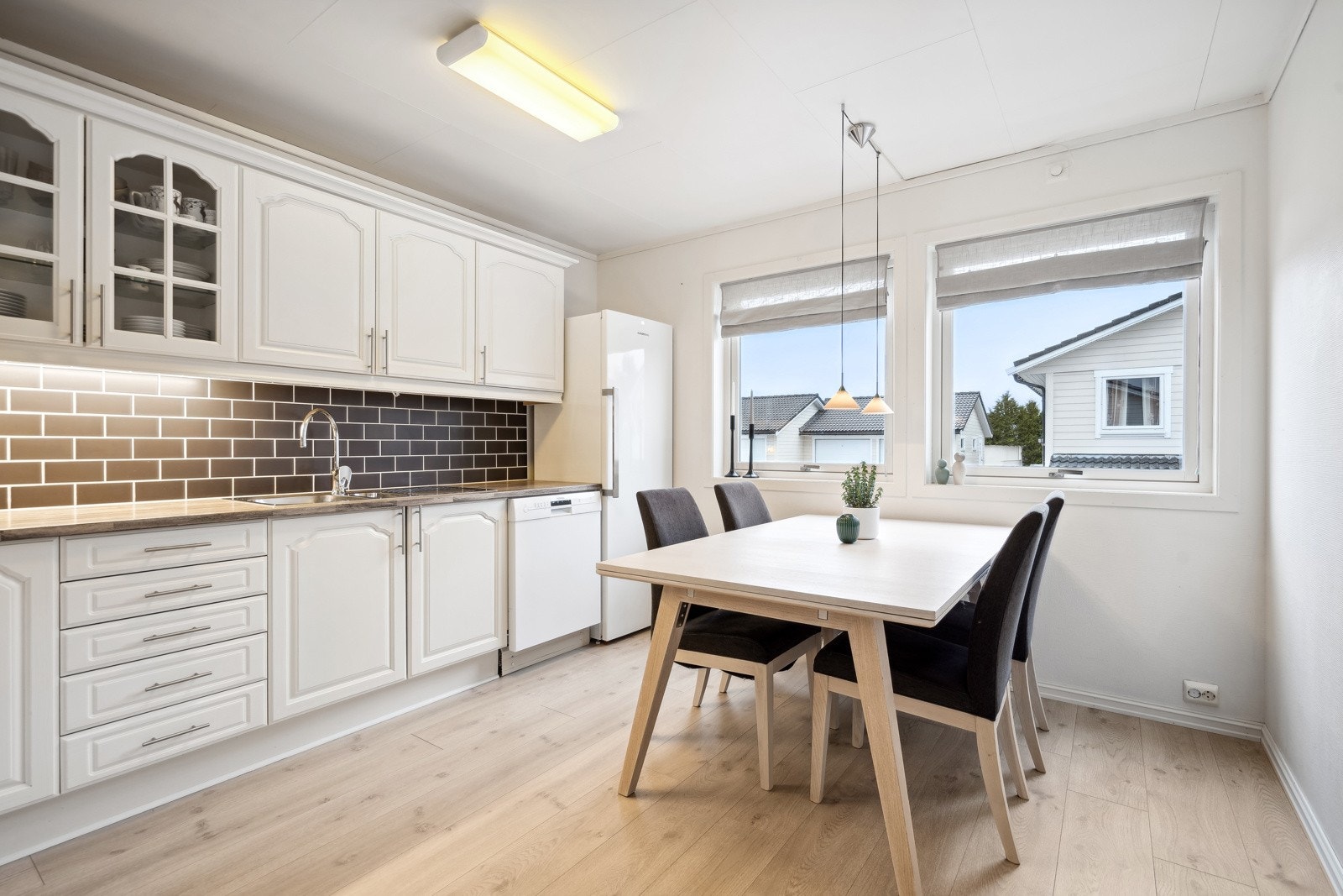 Kjøkkenrommet er av god størrelse og har plass til en stor spisegruppe. Galleribilde