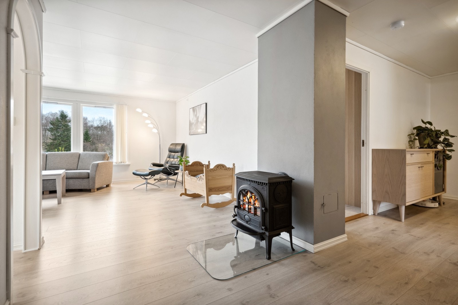 Vedfyring i stuen gir en varm og hyggelig atmosfære. Galleribilde