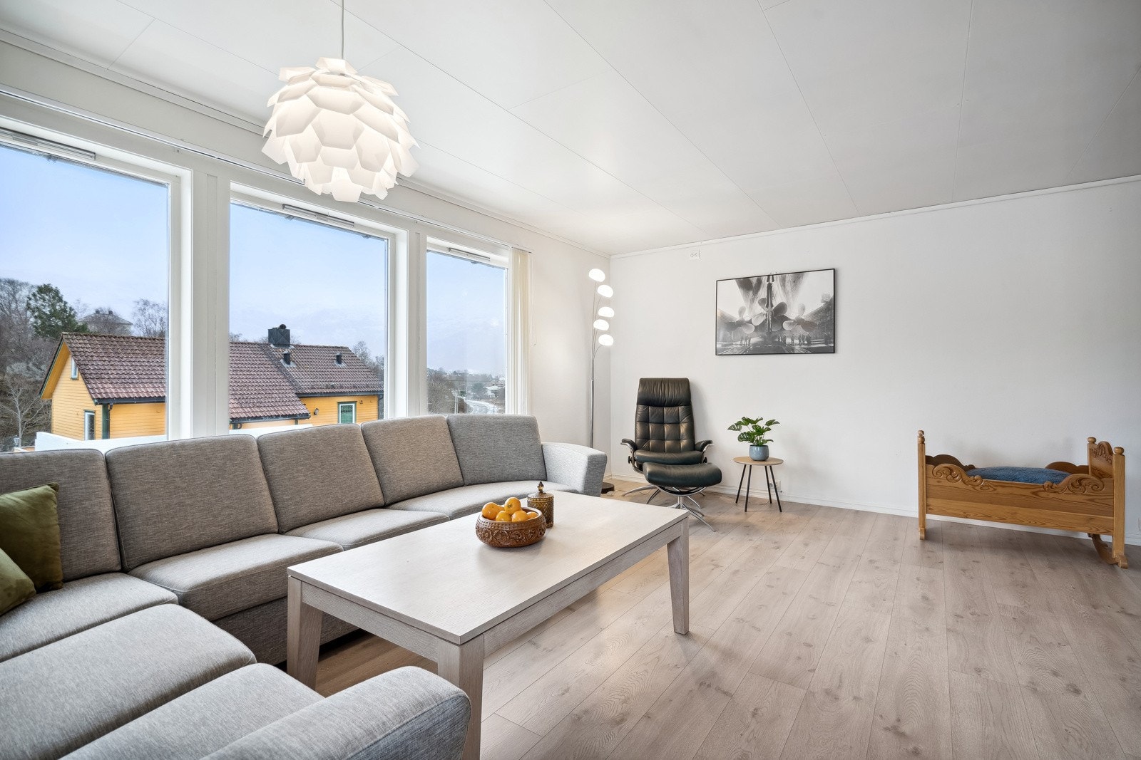 Store vindusflater i stuen gir rommet rikelig med naturlig lys. Galleribilde