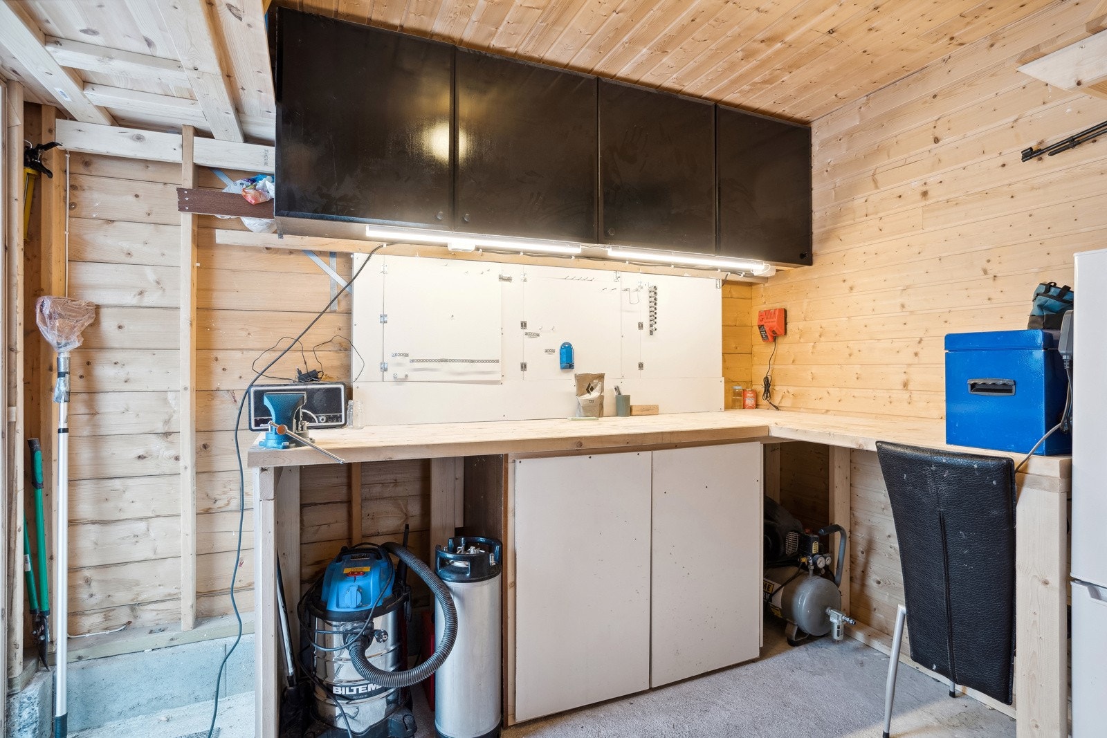 Rikelig med lagringsplass i flere boder i tillegg til stort lagringsloft. Galleribilde