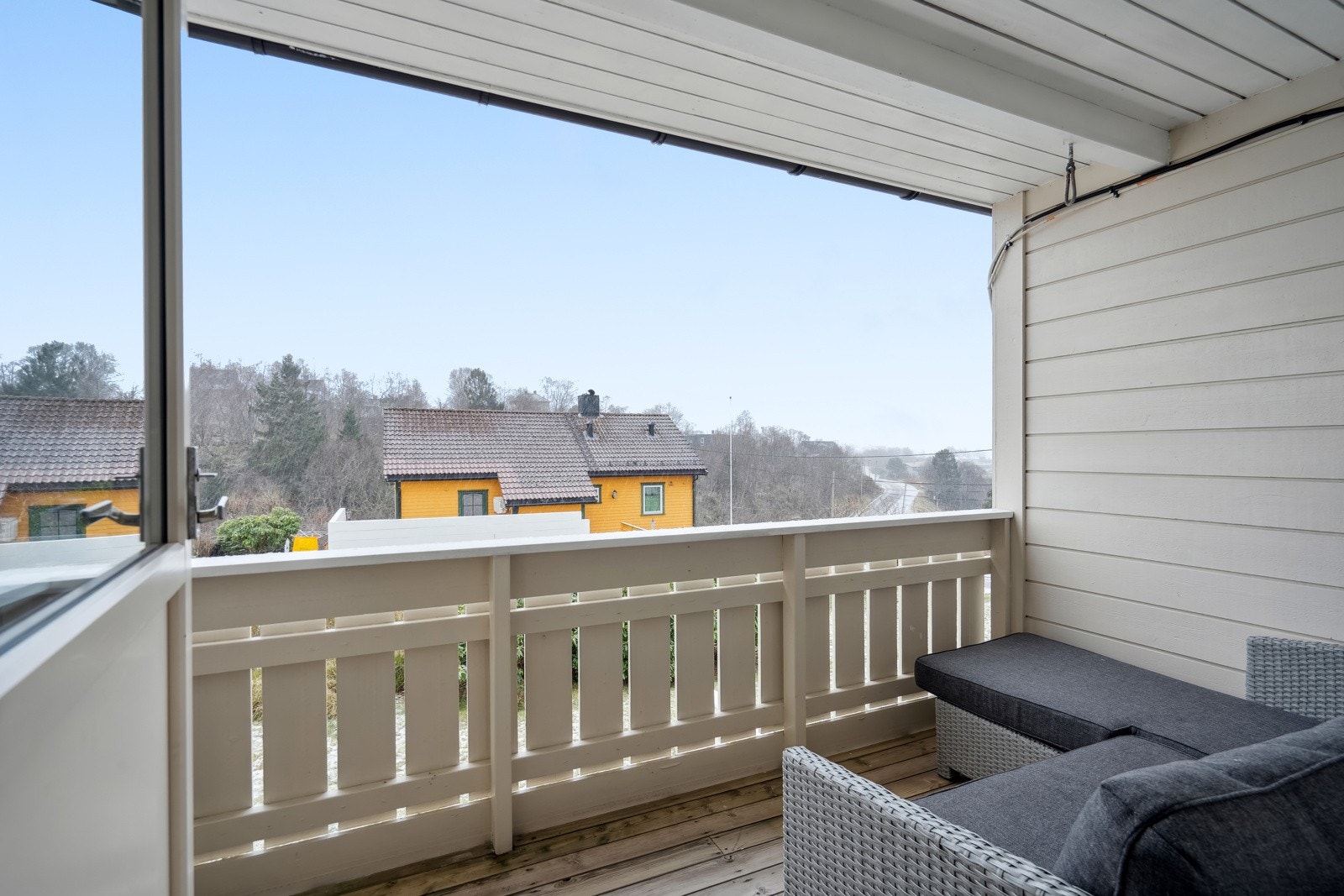 Verandaen er sydvendt og er delvis overbygd. Galleribilde