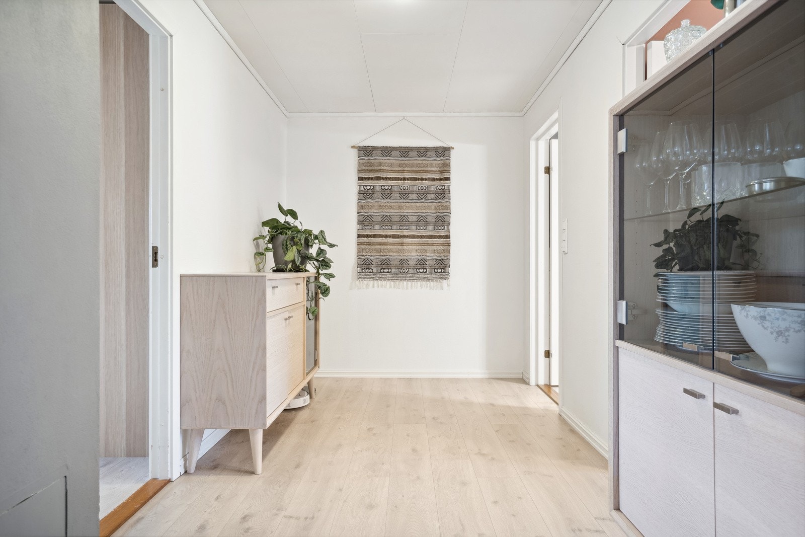En overraskende romslig gang gir muligheter for flere oppbevaringsmøbler, lese-/lekesone eller ekstra garderobe. Galleribilde