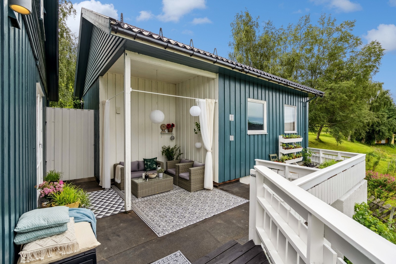 Lun krok mellom hus og garasje Galleribilde