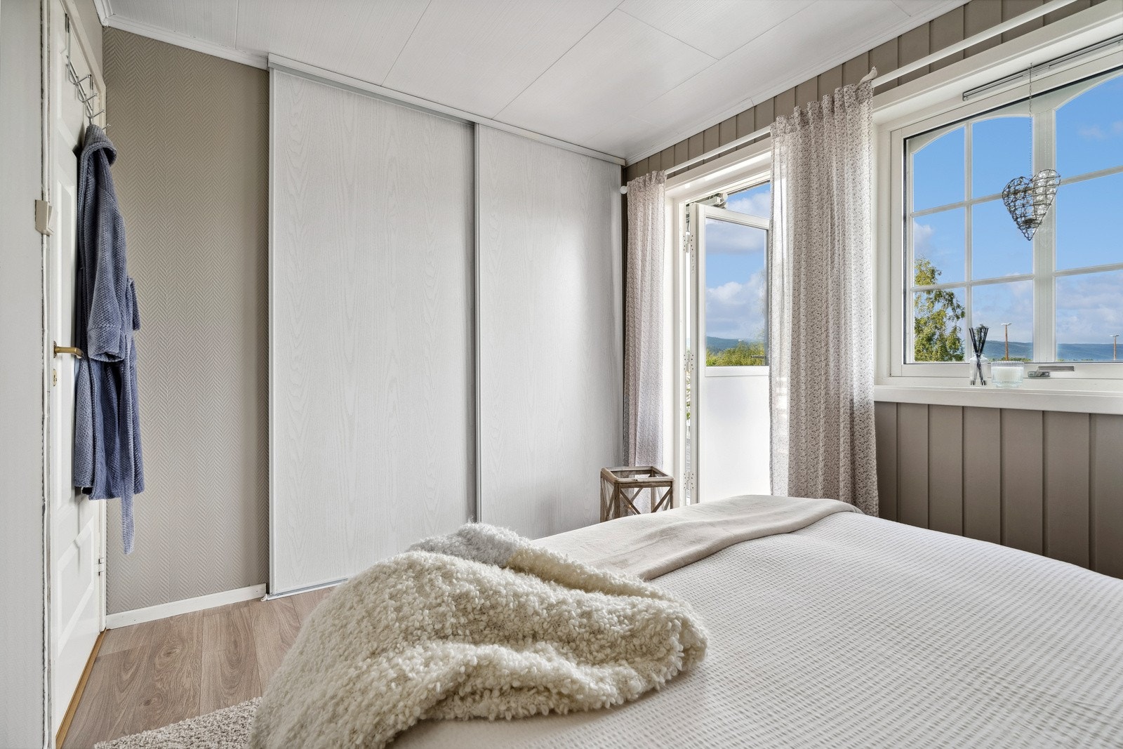 Soverommet vender ut mot fredfulle omgivelser. Galleribilde