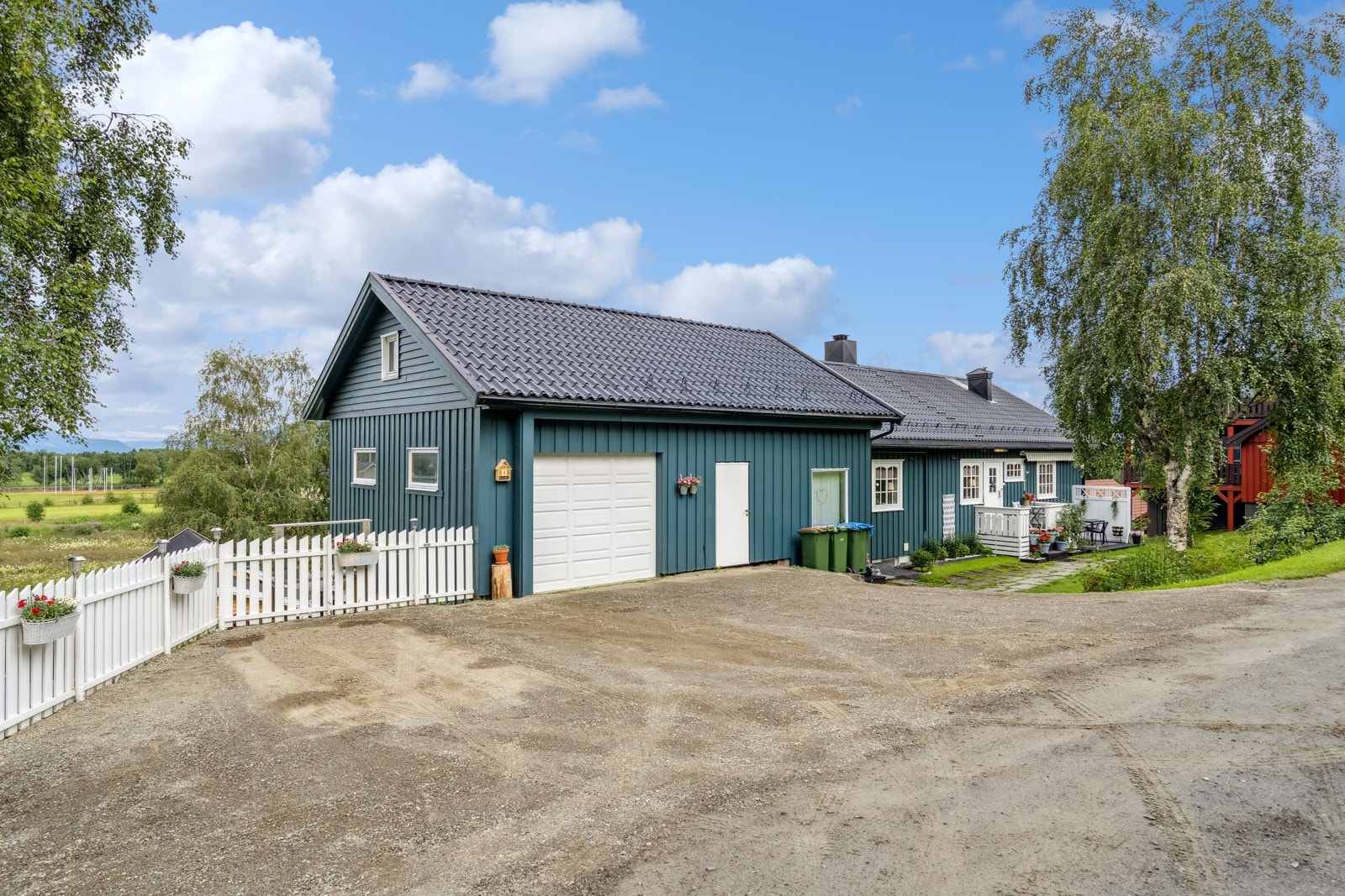 Eiendommen har romslig gårdsplass og stor garasje med mye lagringsplass. Galleribilde