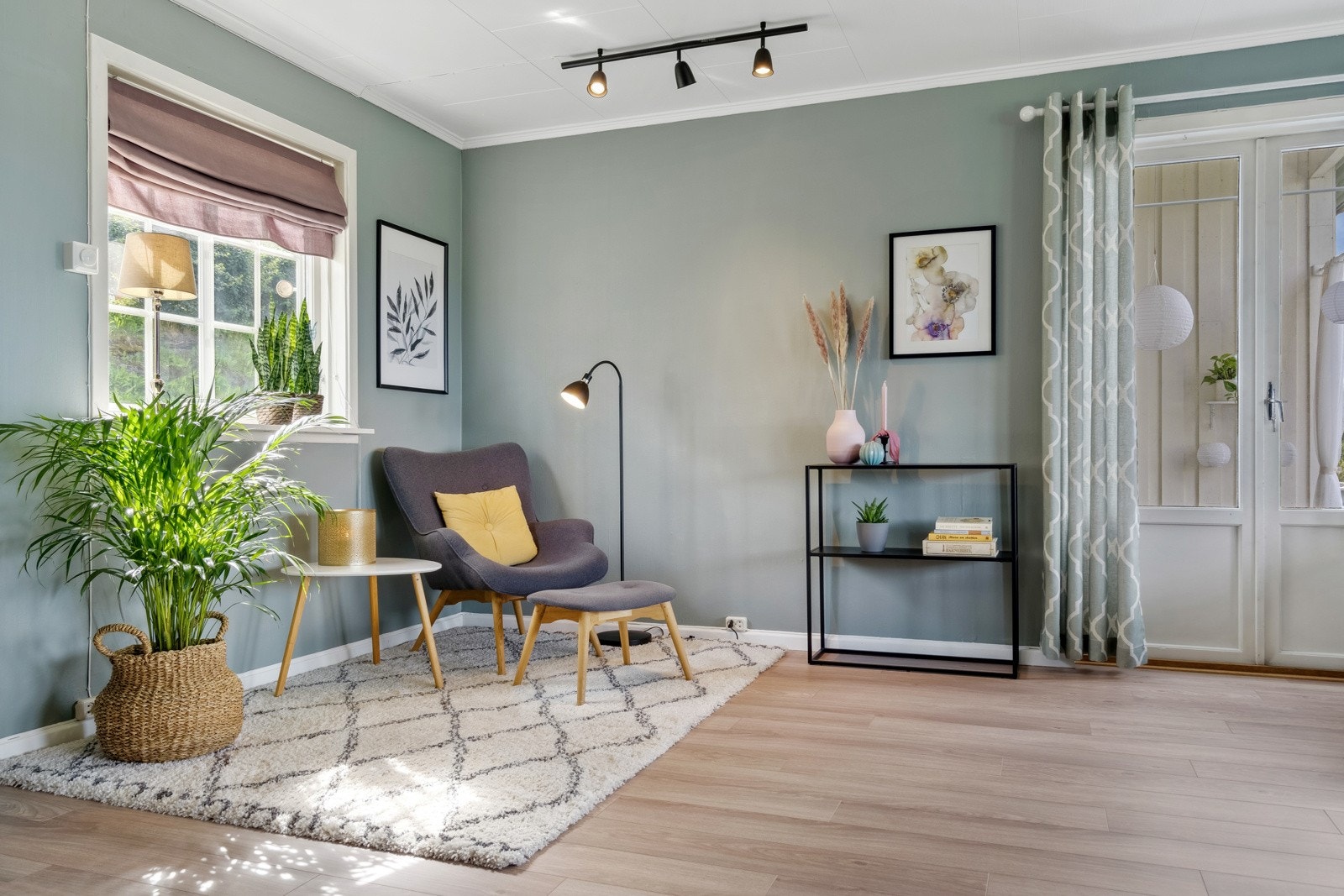 Rikelig med plass for ulike møbleringsmuligheter. Varmepumpe sørger for et behagelig inneklima året rundt. Galleribilde