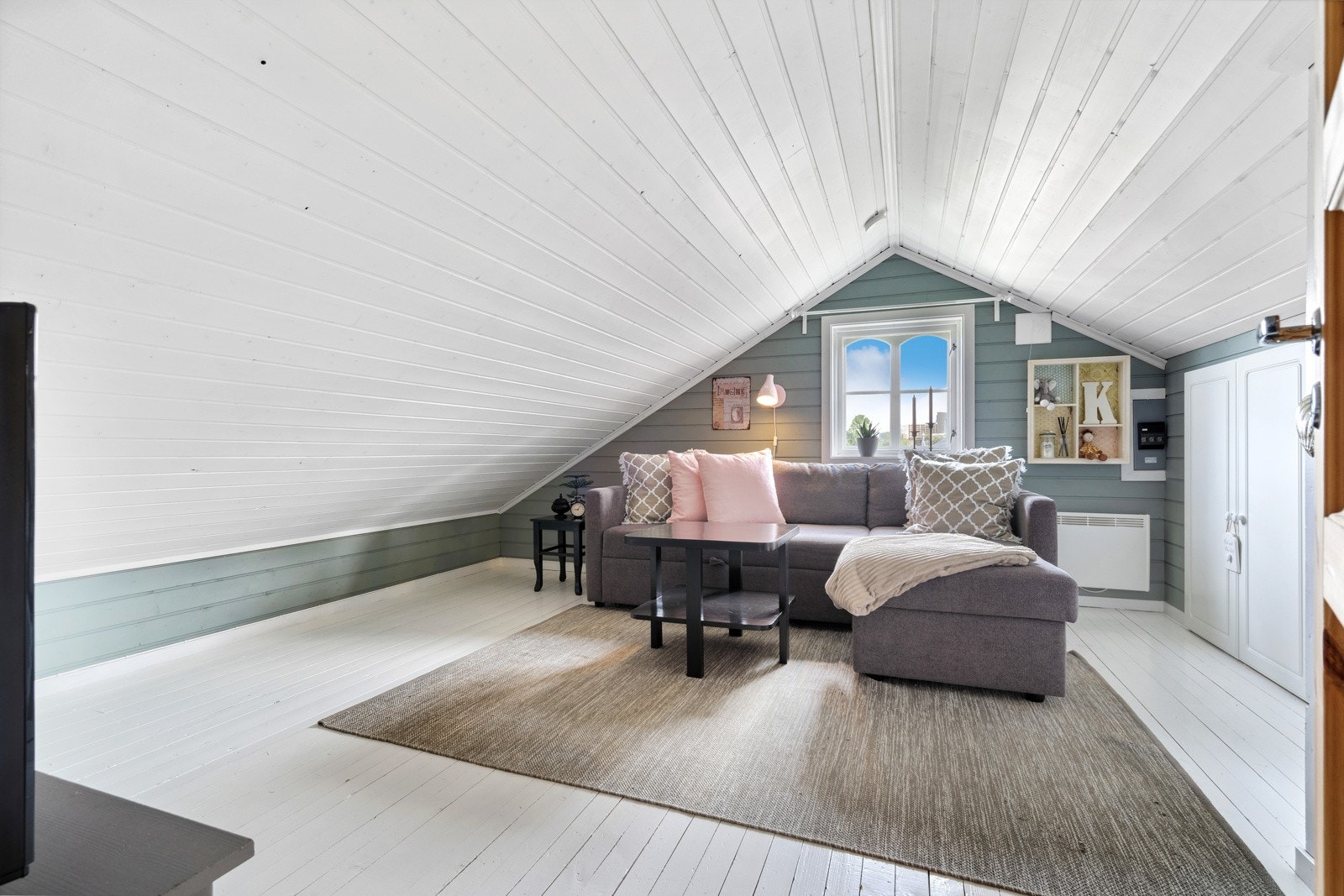 Loftstue/ soverom med gode oppbevaringsmuligheter i kneloft. Galleribilde