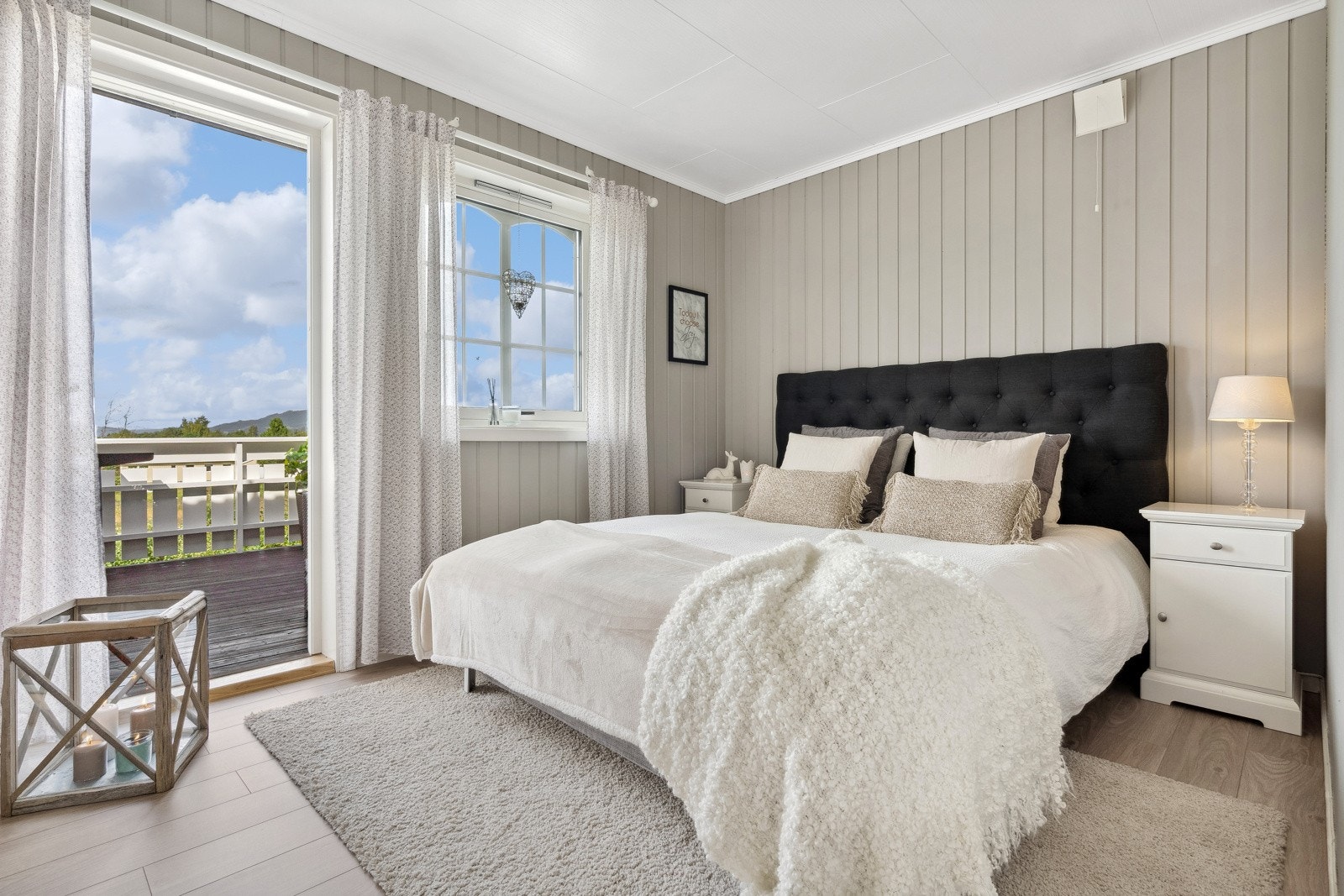 Hovedsoverom på 10 m² med utgang til vestvendt balkong. Galleribilde