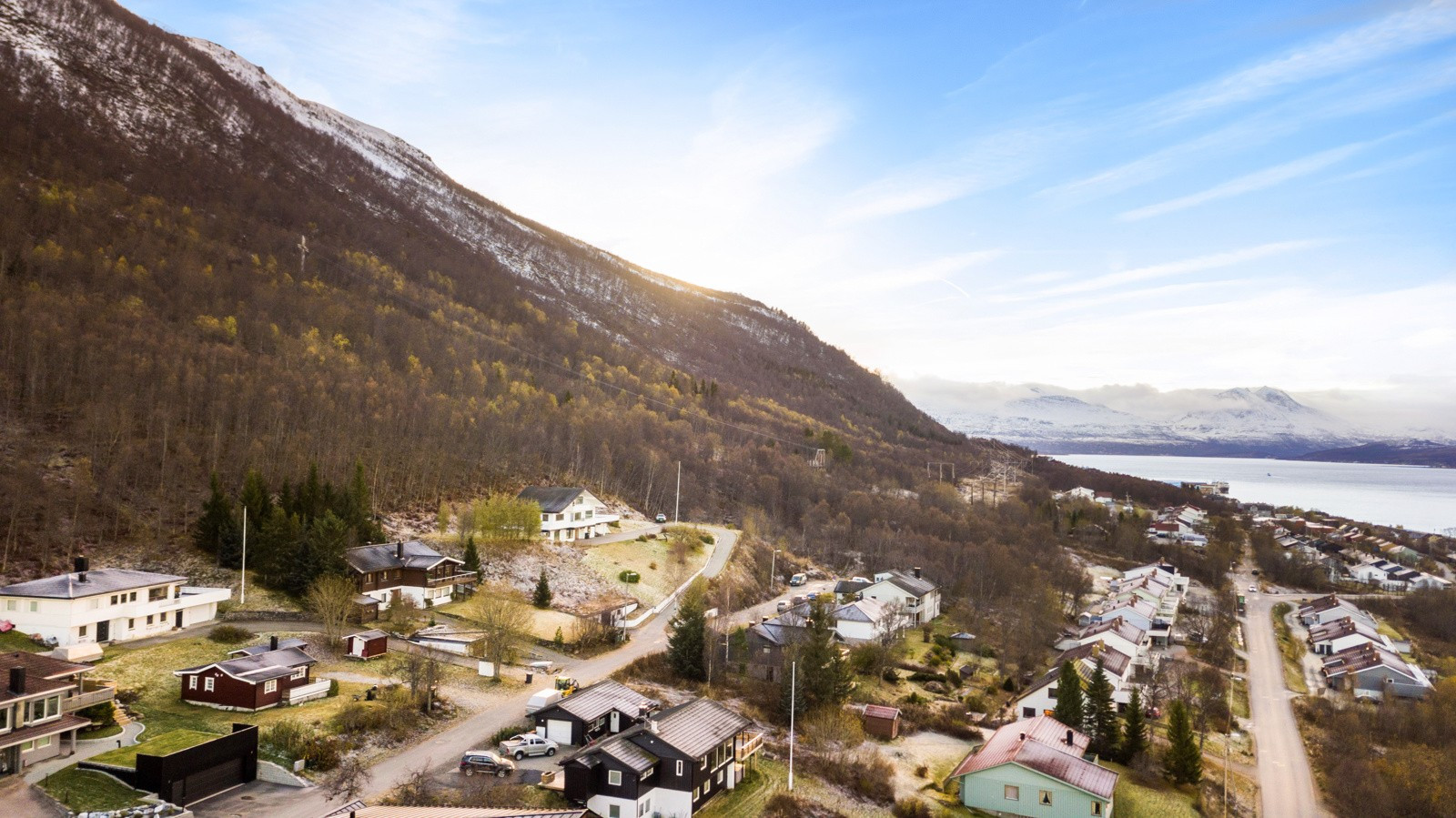 Tomten befinner seg innerst i Sollivegen, en blindvei sentralt i Tromsdalen.