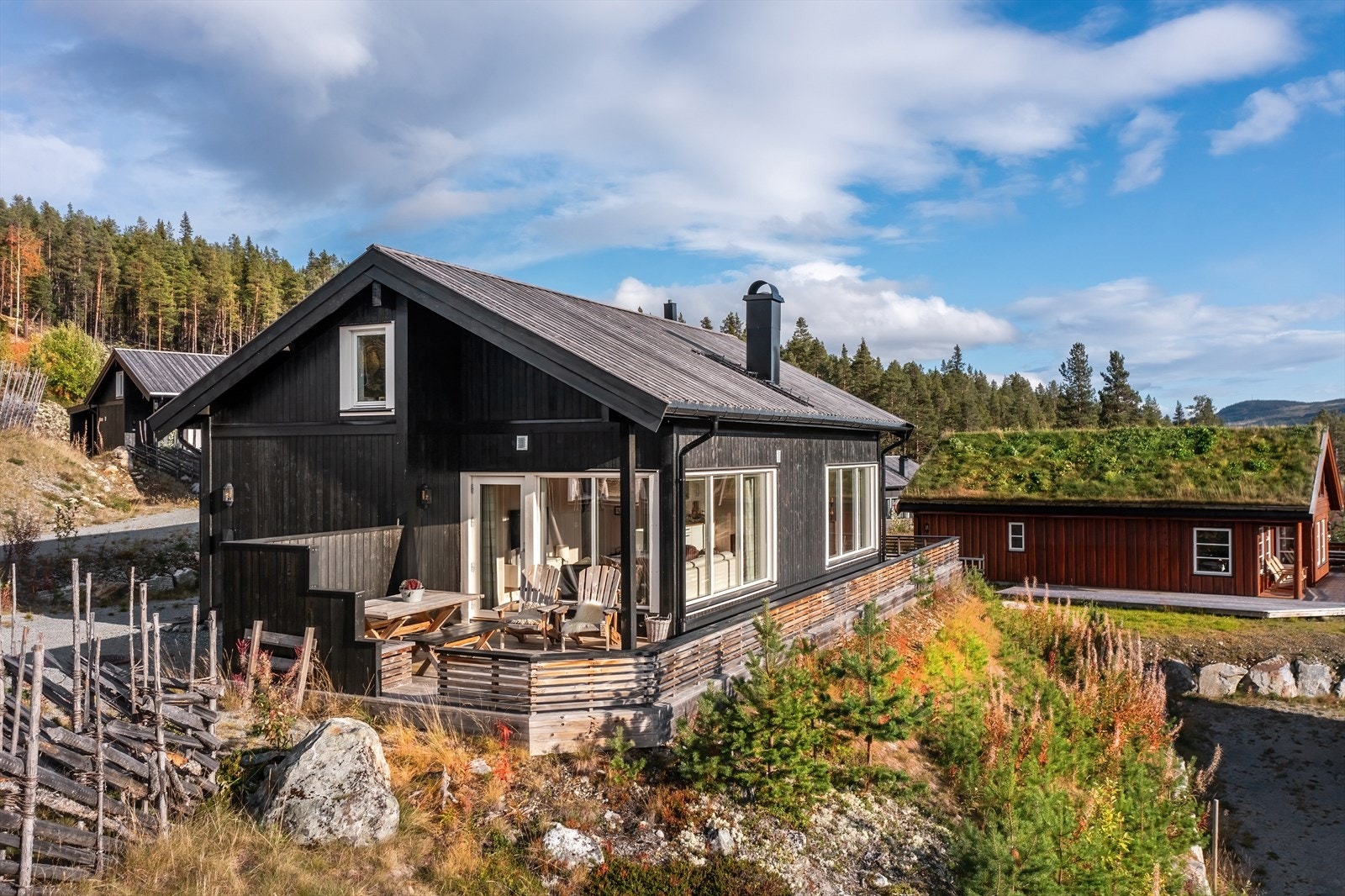 Hytta har et moderne uttrykk og stor solrik terrasse på ca. 40 kvm. Galleribilde