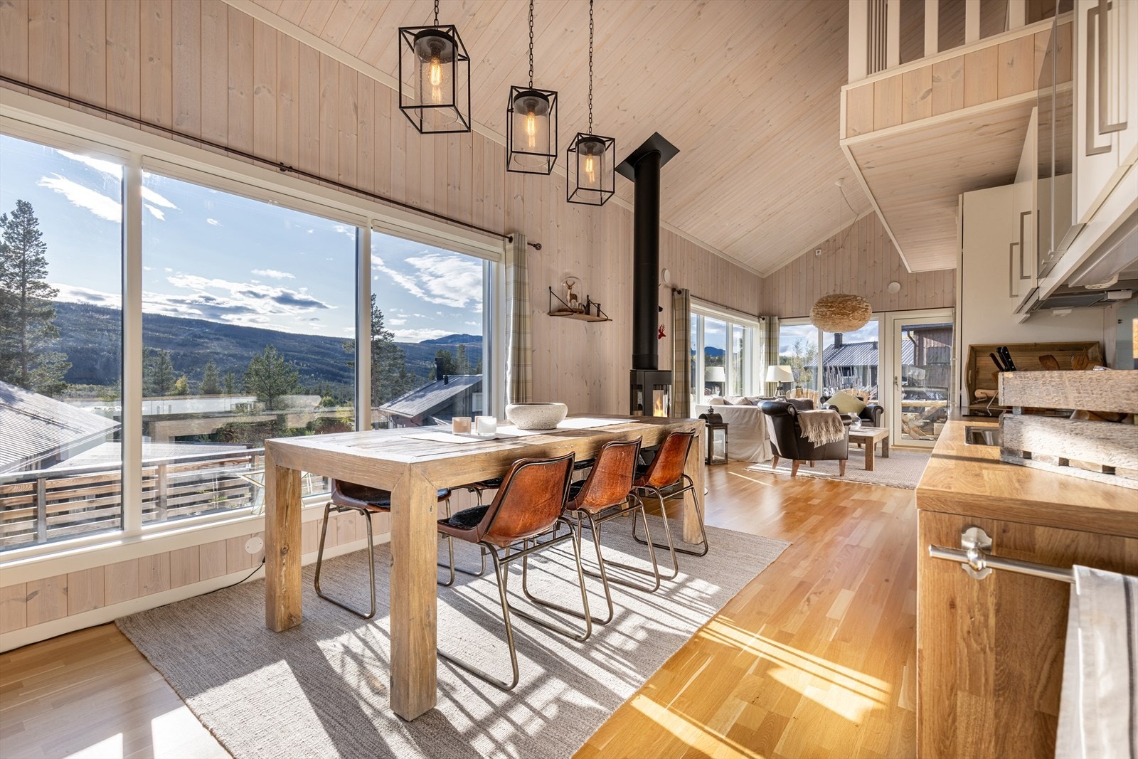 Store vindusflater som gir godt med naturlig lys inn i hytta. Galleribilde