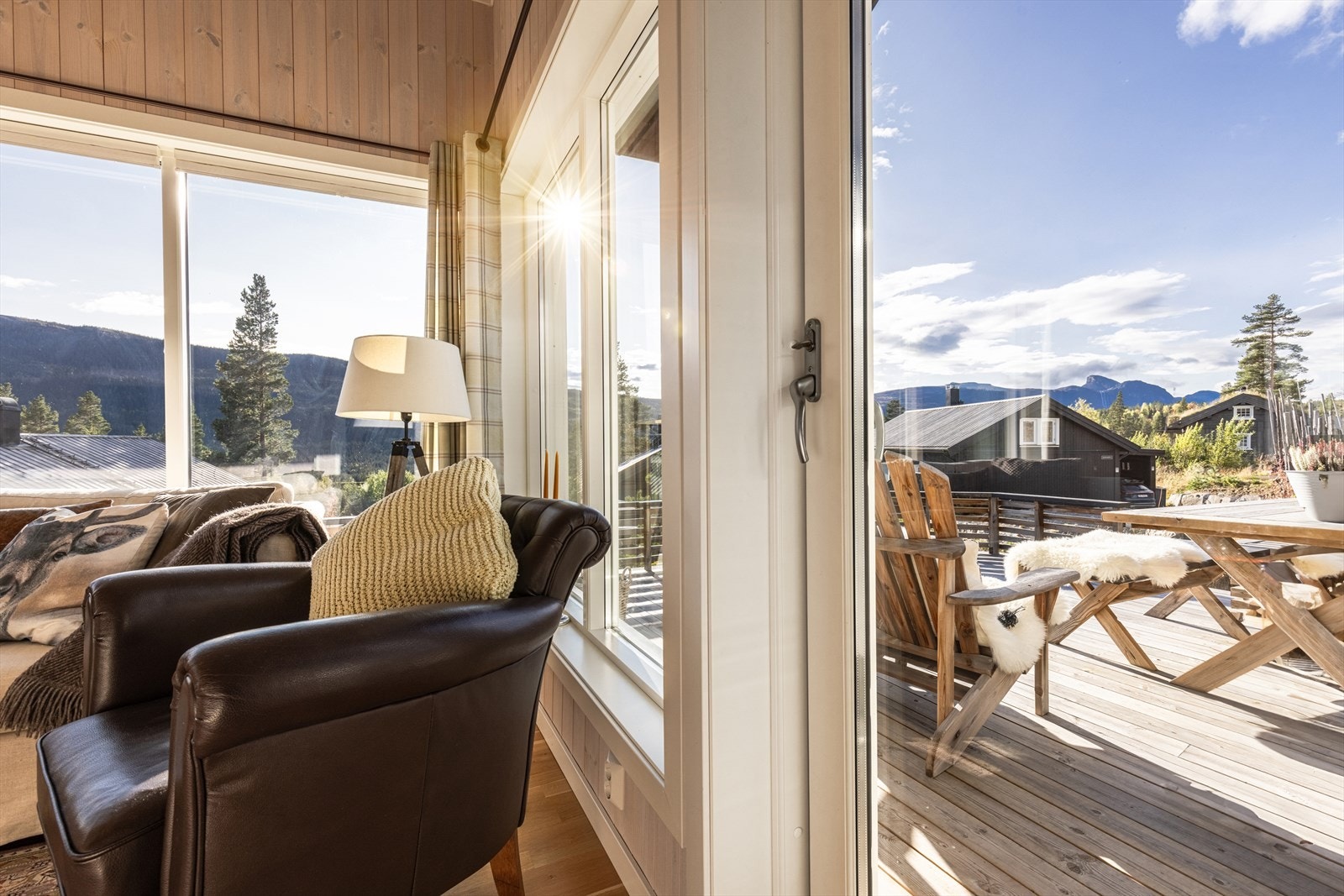 Det er utgang fra stua til den solrike terrassen. Galleribilde