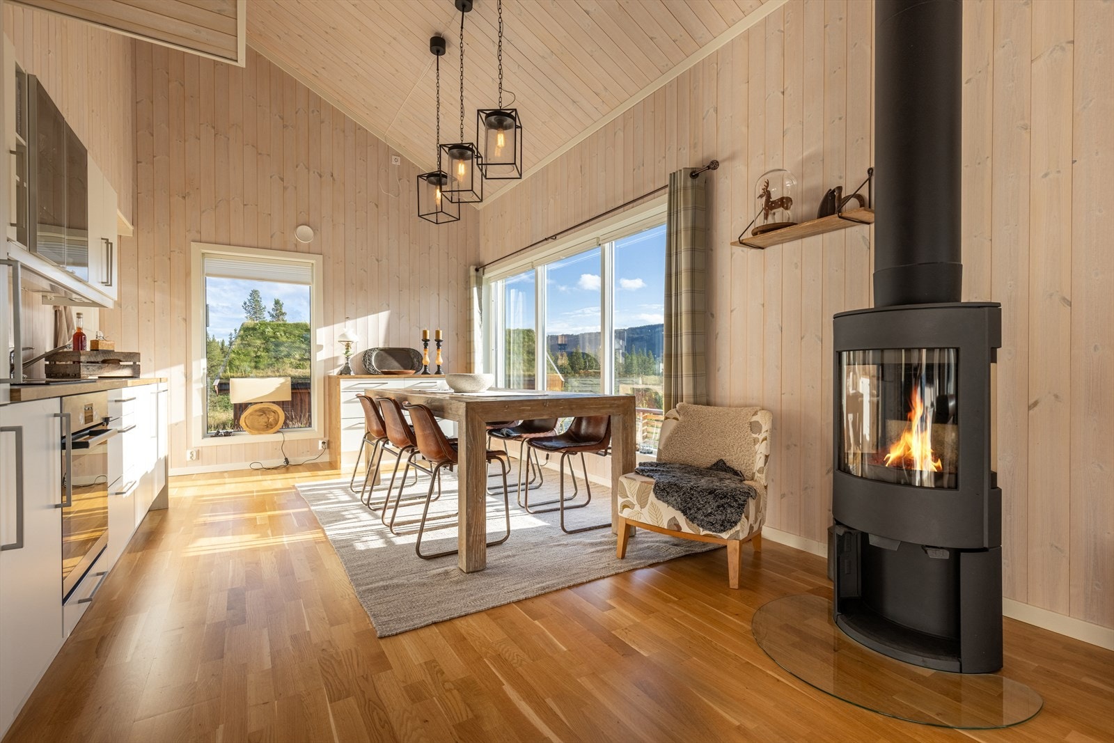 Det er god plass til fin spiseplass på kjøkkenet perfekt for middager med venner og familie. Galleribilde