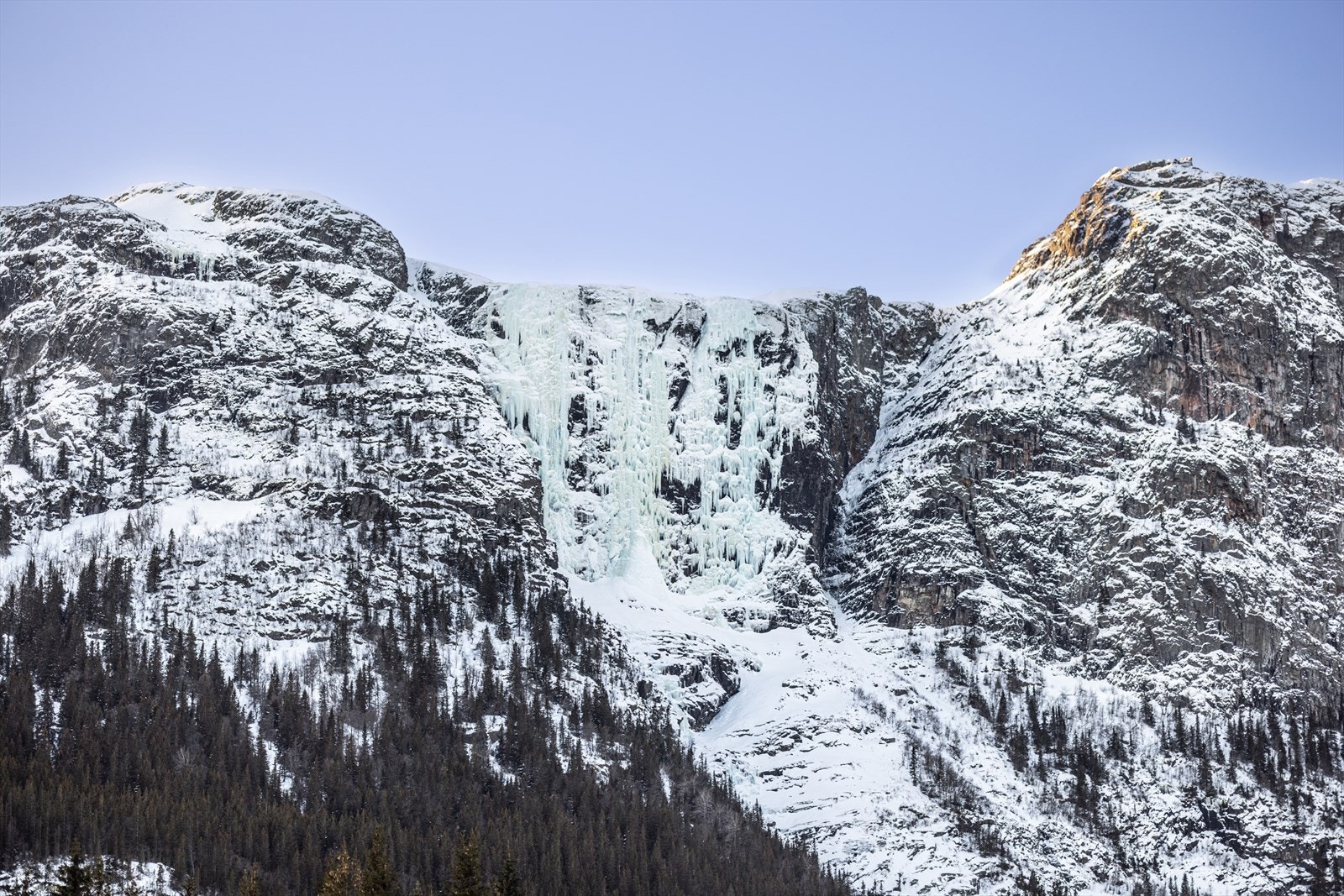 Utsikt mot nydelige Hydnefossen Galleribilde