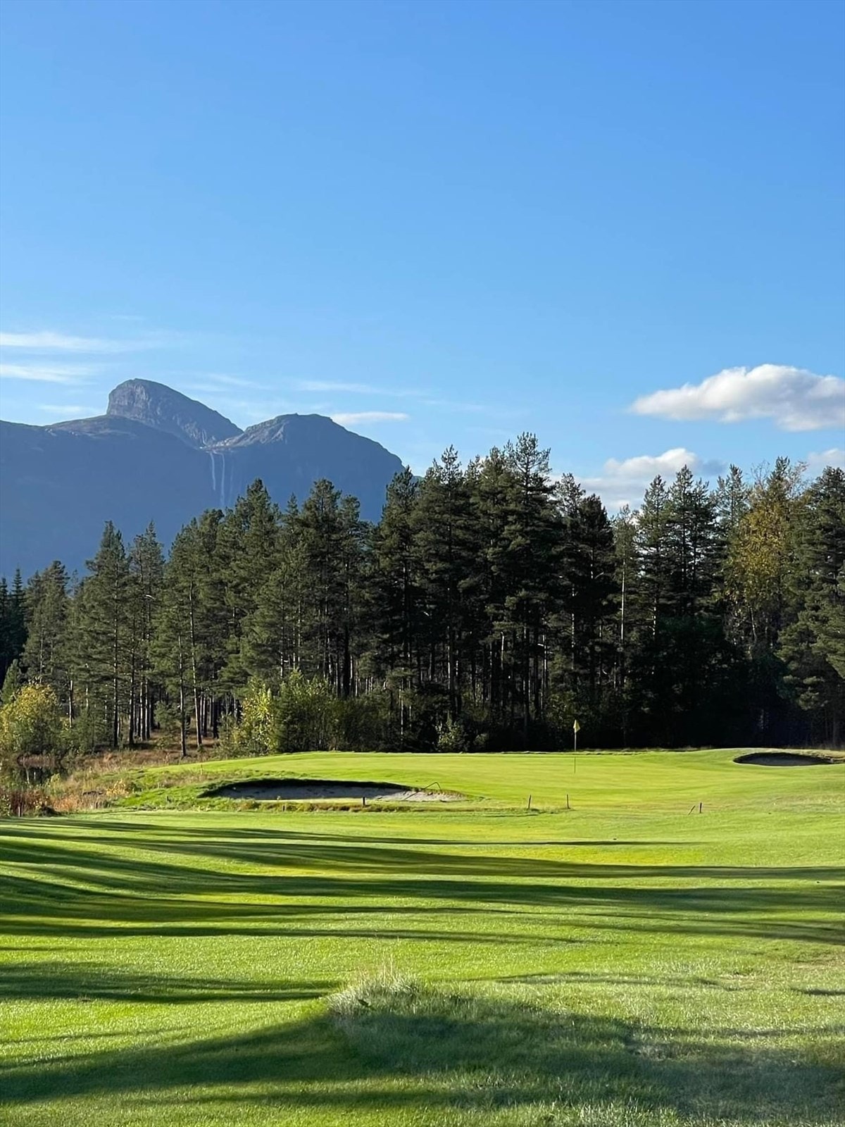 Golfbanen "Eventyrbanen" på Hemsedal Golf Alpin med 18 hull. Majestetisk utsikt og nydelige solforhold Galleribilde