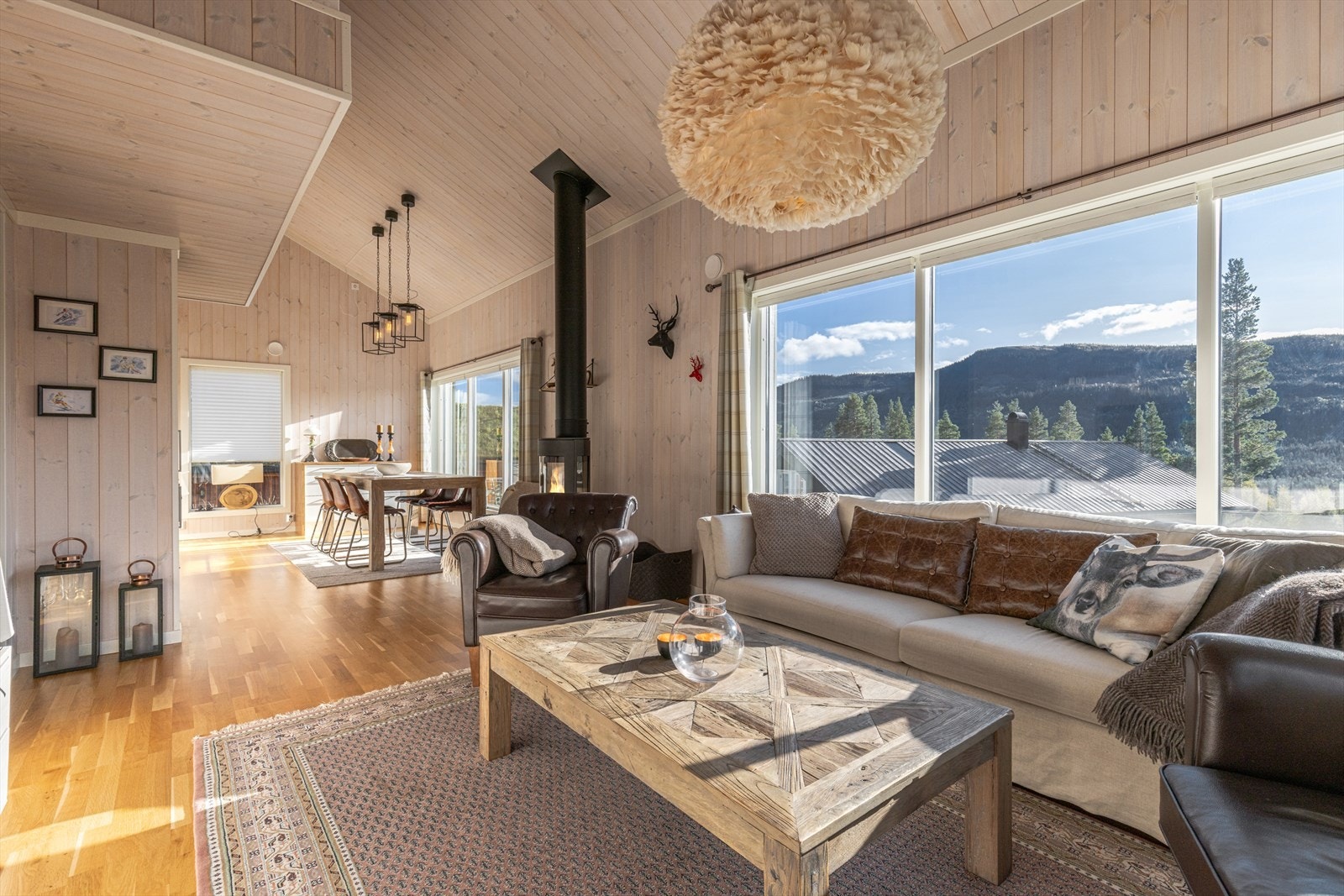 Stuen er åpen mot kjøkkenet. Galleribilde