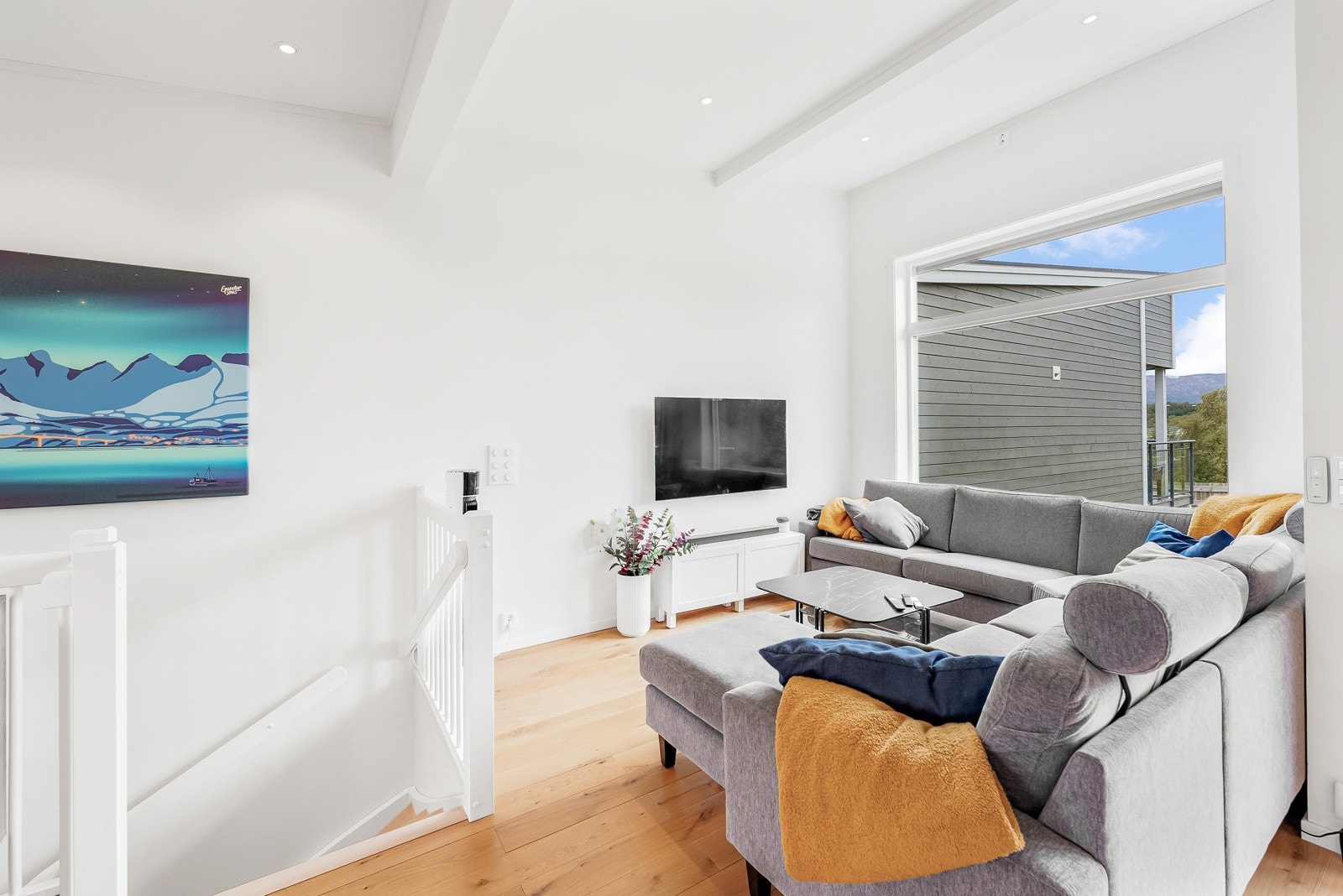 Guvlflater er belagt med parkett og downlights i himling Galleribilde