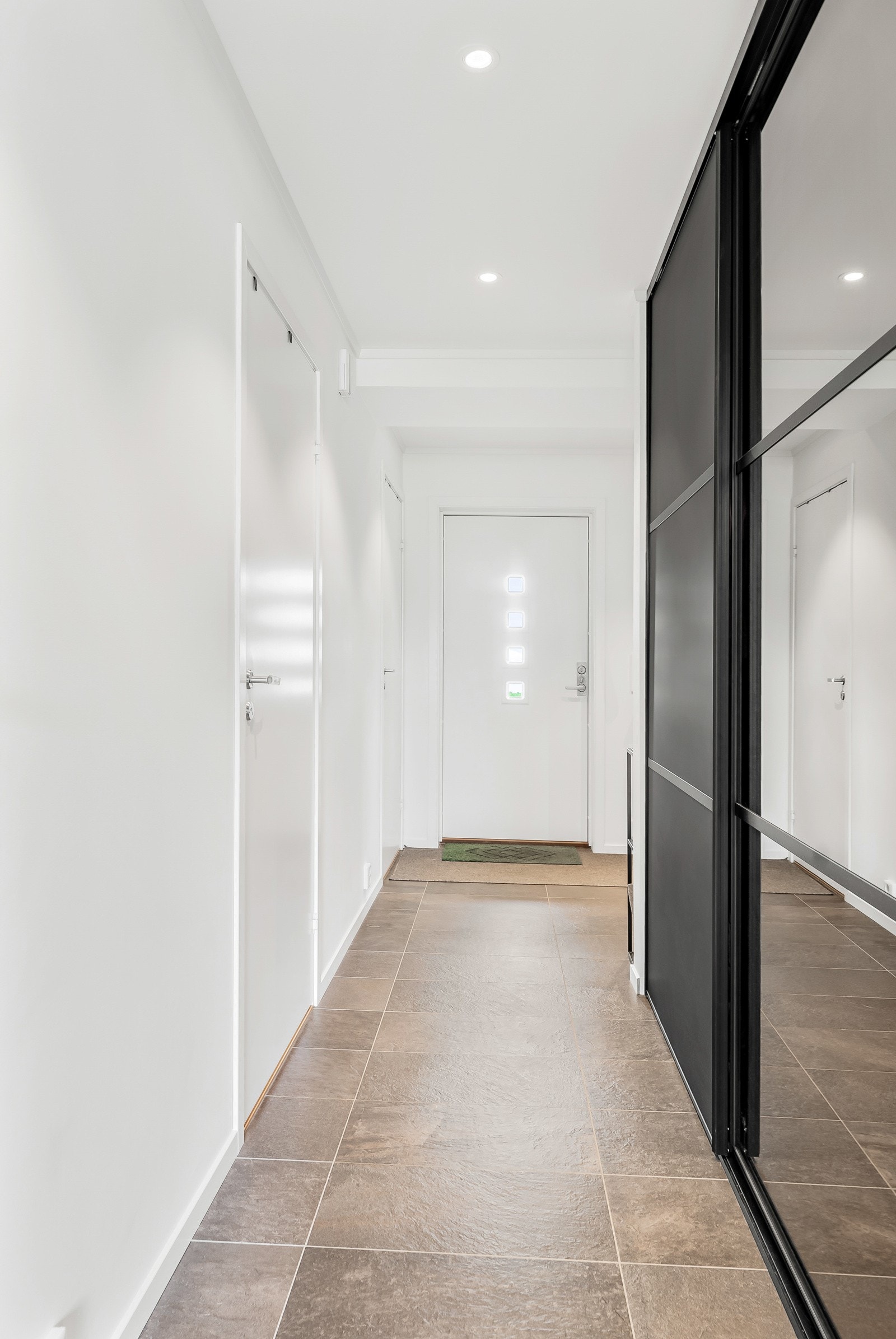 gangen har du også en smakfull skyvedørsgarderobe hvor det er god plass for oppbevaring av yttertøy og sko Galleribilde