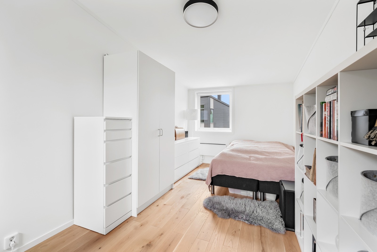 Her er det god plass for både dobbeltseng, nattbord, garderonløsninng og skrivepult Galleribilde