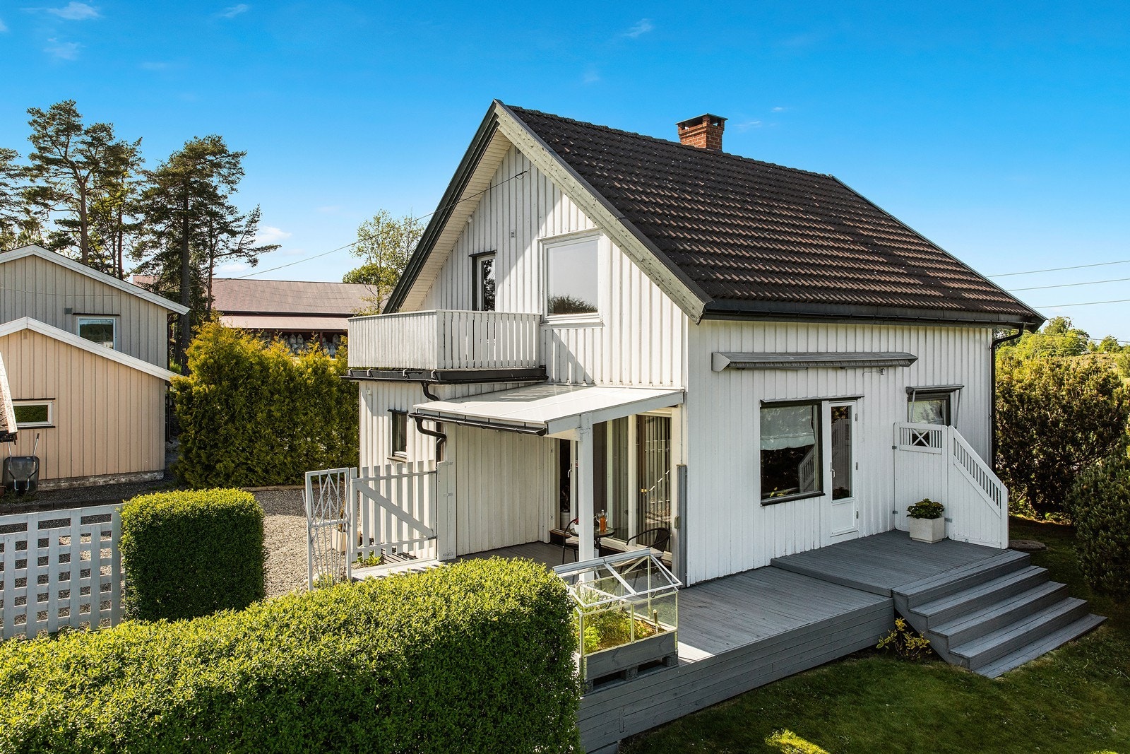 Uteplasser og hagen er godt skjermet for innsyn fra Vammaveien Galleribilde