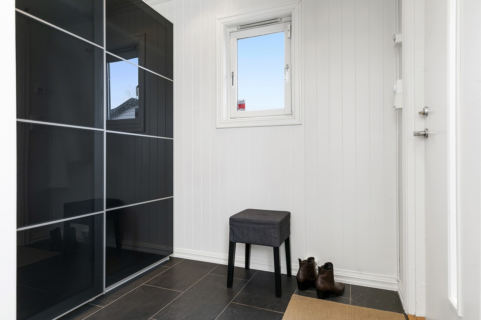Entré med skyvedørsgarderobe Galleribilde