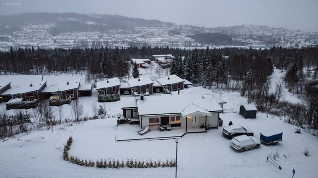 Lekker enebolig fra 2020 med 4 sov, 2 bad, 2 stuer! Svært god beliggenhet i toppen av Marikollen!