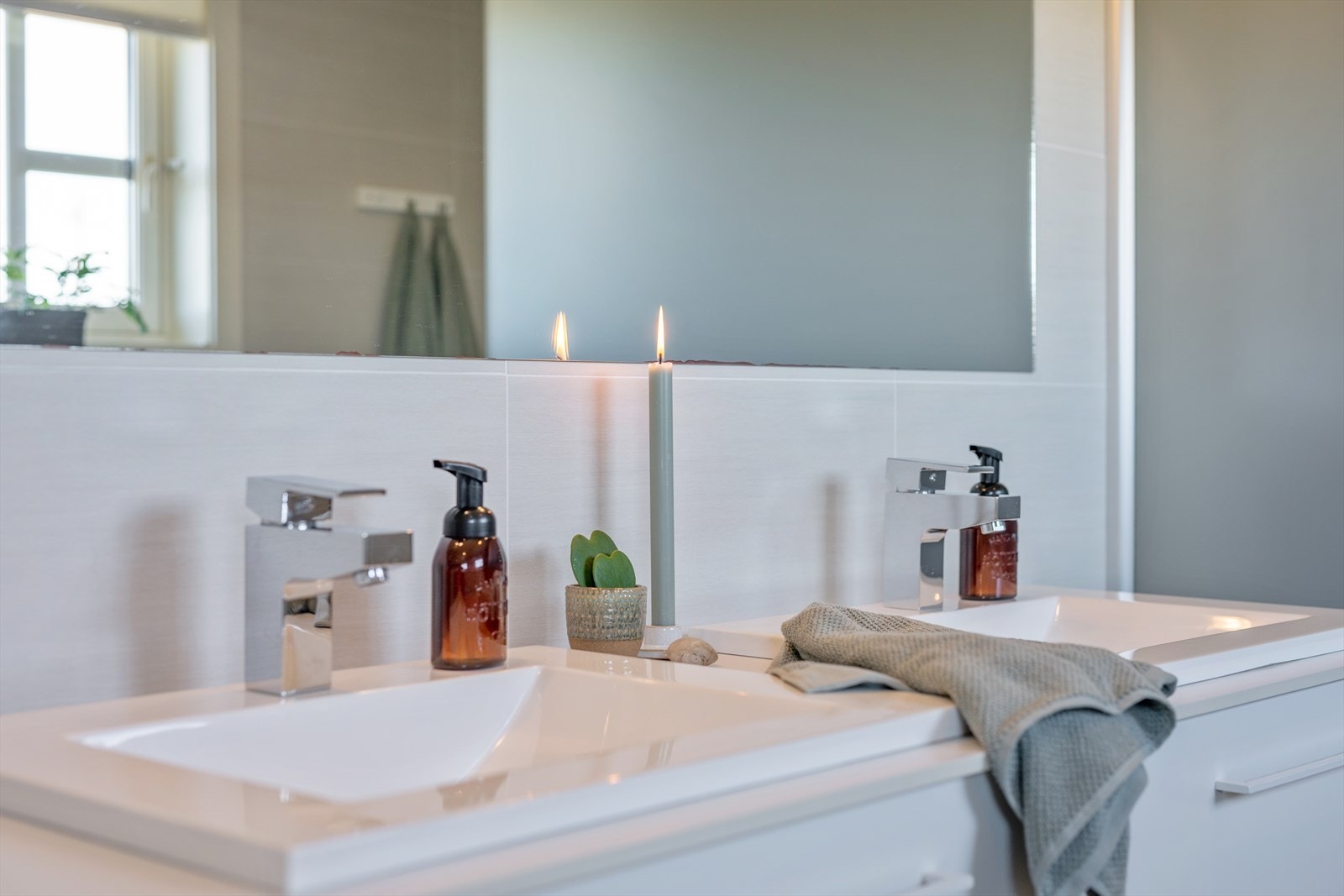 Dobbel vask er praktisk når flere møtes på badet. Galleribilde