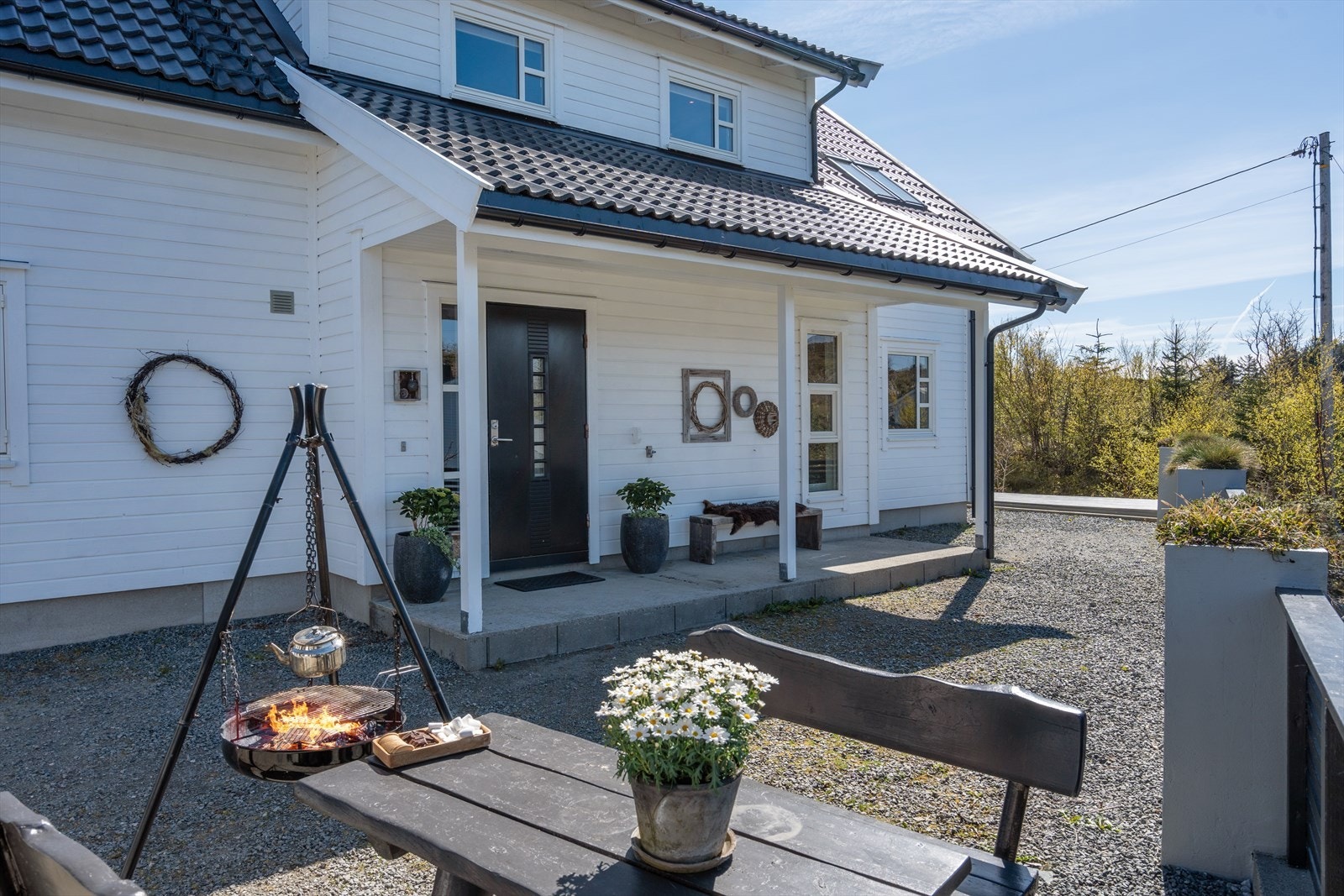 Hyggelig inngangsparti møter deg når du kommer opp på gårdstunet. Galleribilde