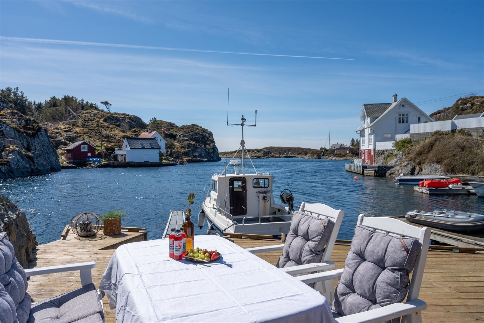 Fra kaien har man en flott utsikt mot sjø. Galleribilde